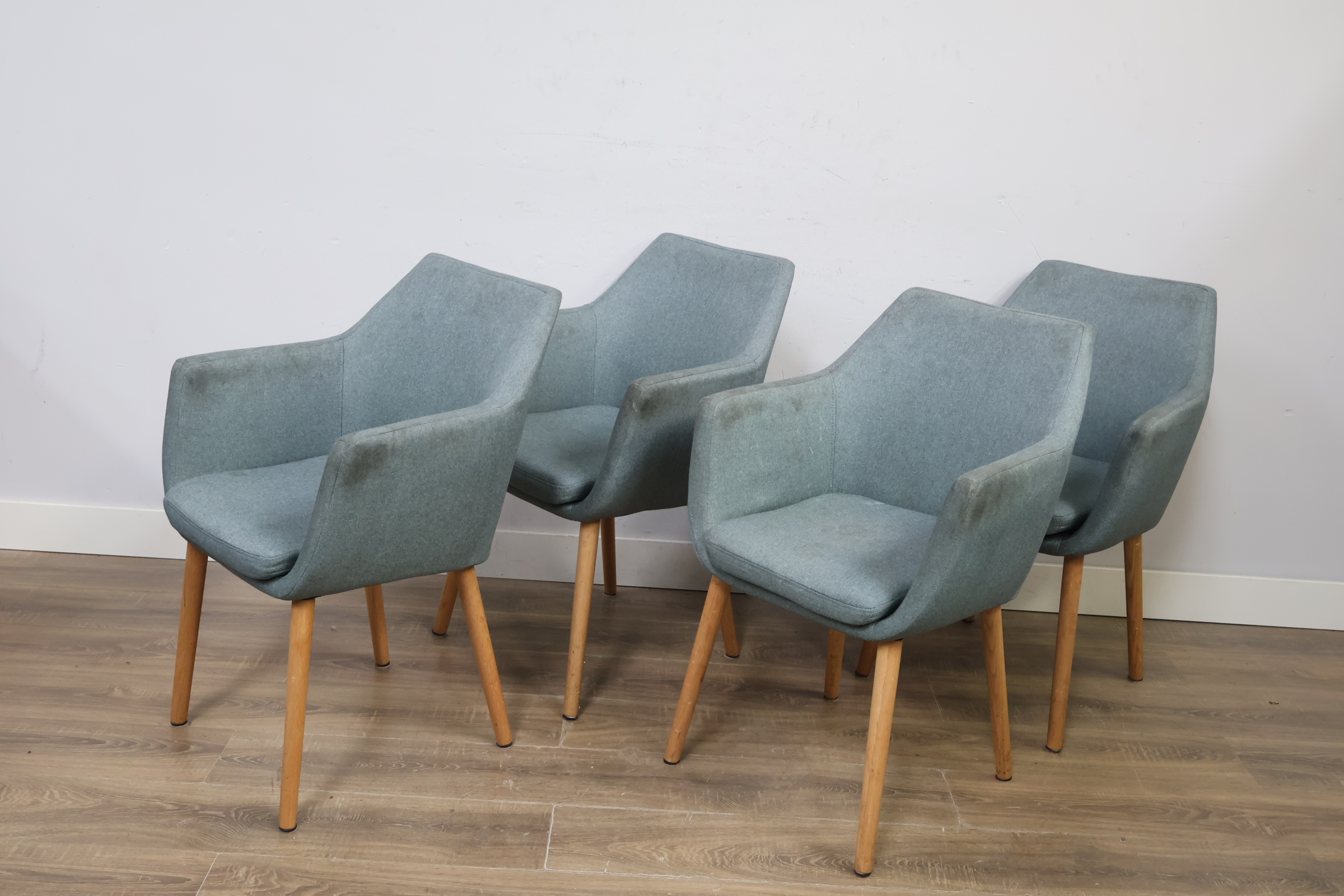 Set van vier moderne stoffen eetkamerstoelen'' – foto 10 – kavel bij GSD Auctions, Zoeterwoude