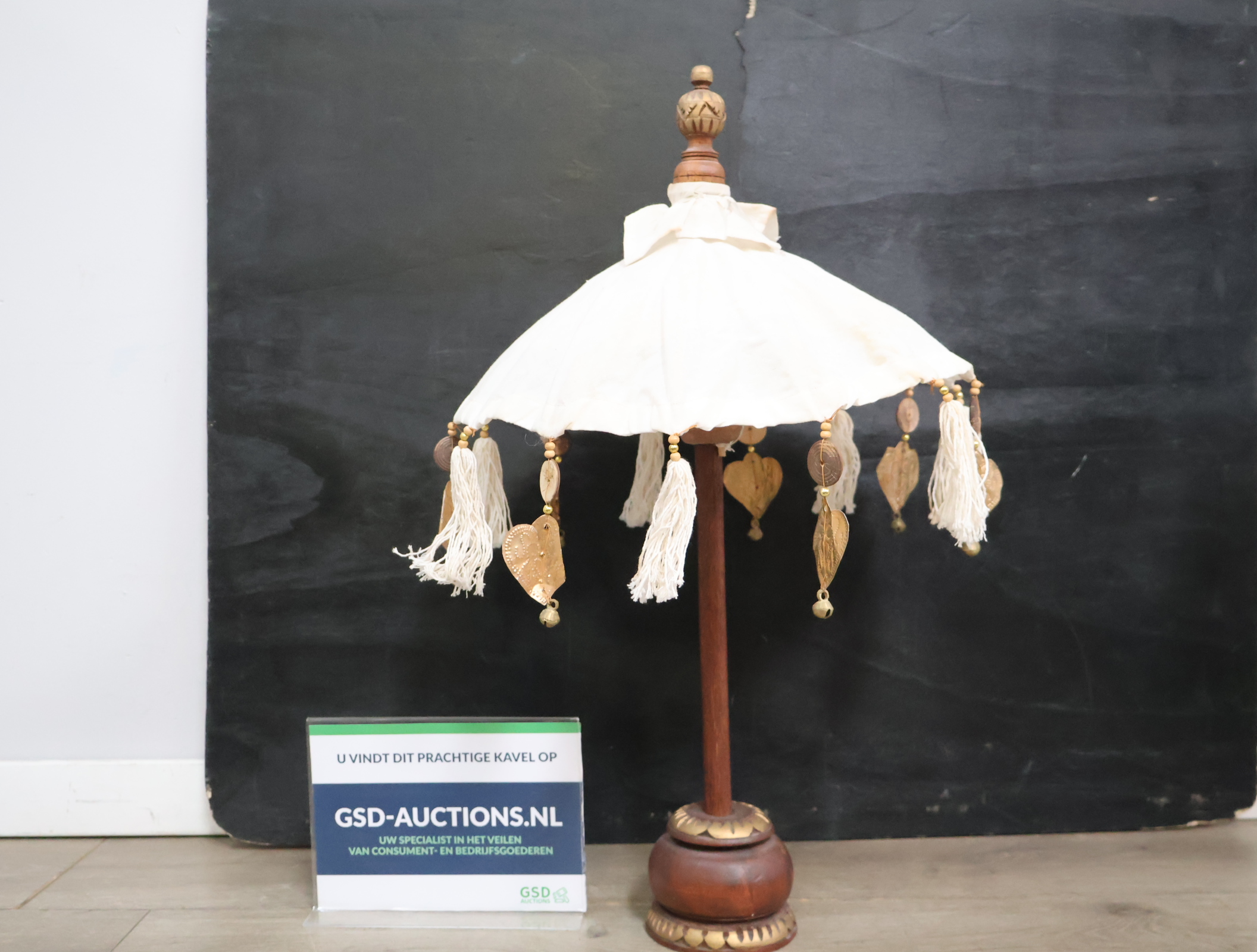 Decoratieve tafellamp met stoffen kap en kwasten'' – kavel bij GSD Auctions, Zoeterwoude