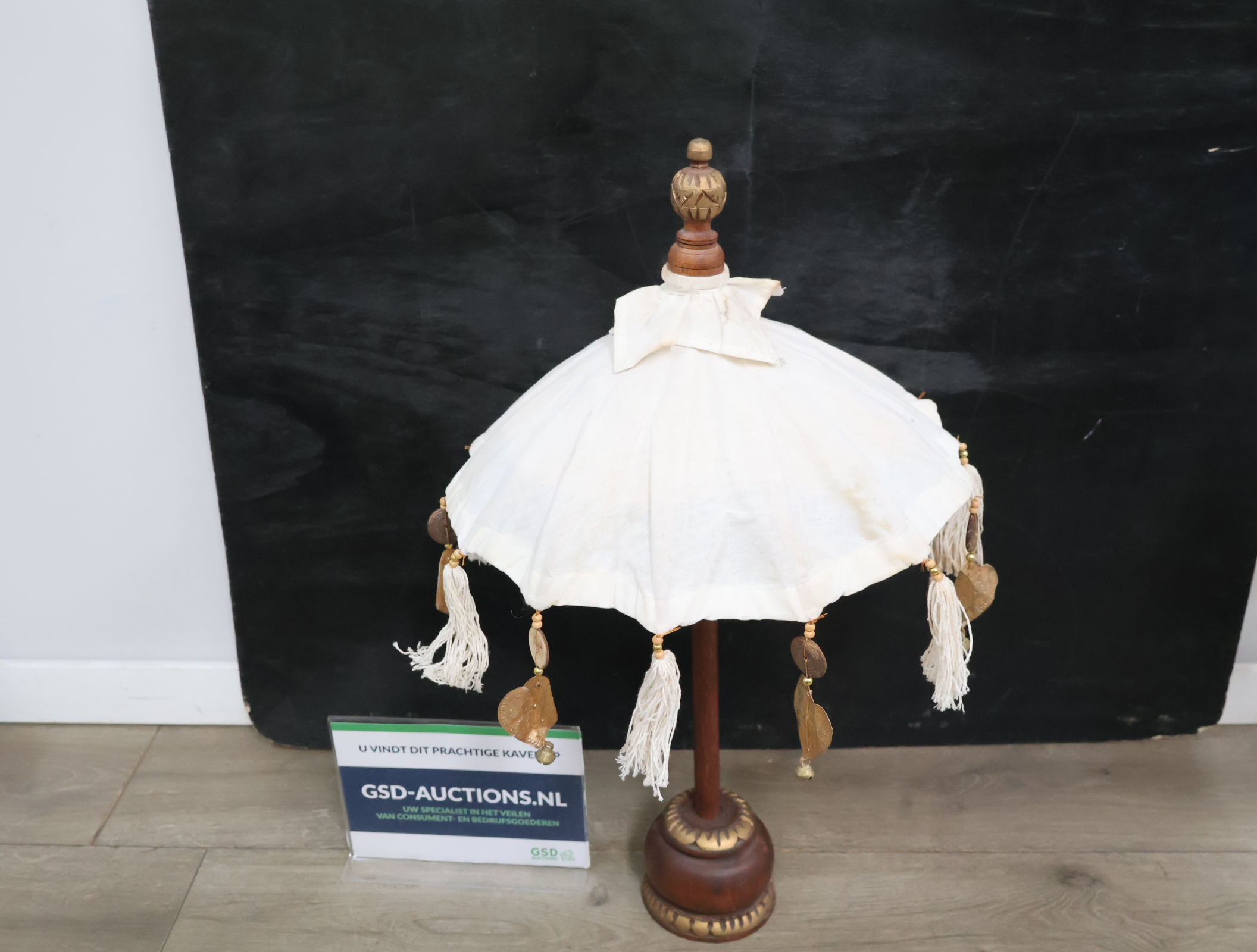 Decoratieve tafellamp met stoffen kap en kwasten'' – foto 2 – kavel bij GSD Auctions, Zoeterwoude