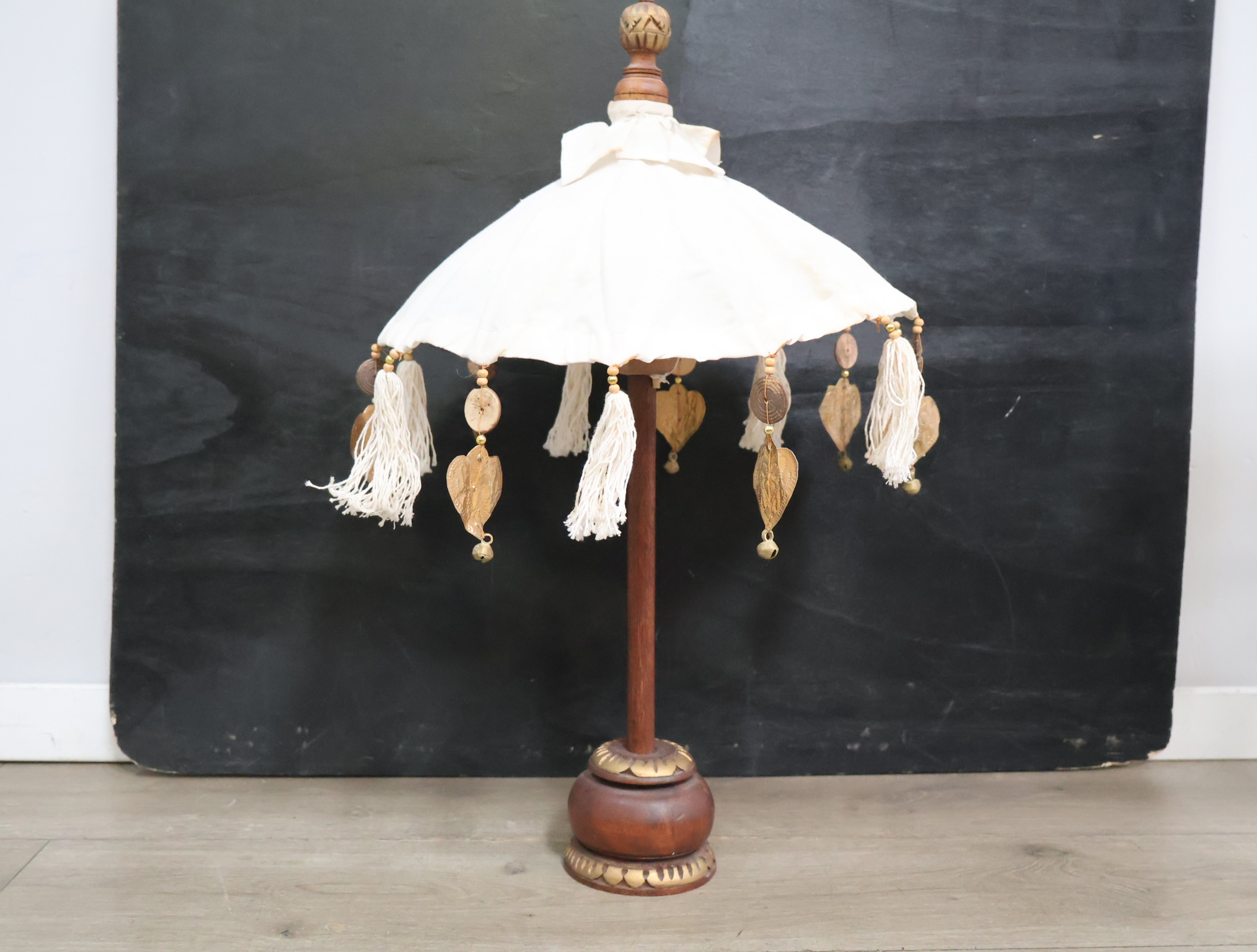 Decoratieve tafellamp met stoffen kap en kwasten'' – foto 3 – kavel bij GSD Auctions, Zoeterwoude