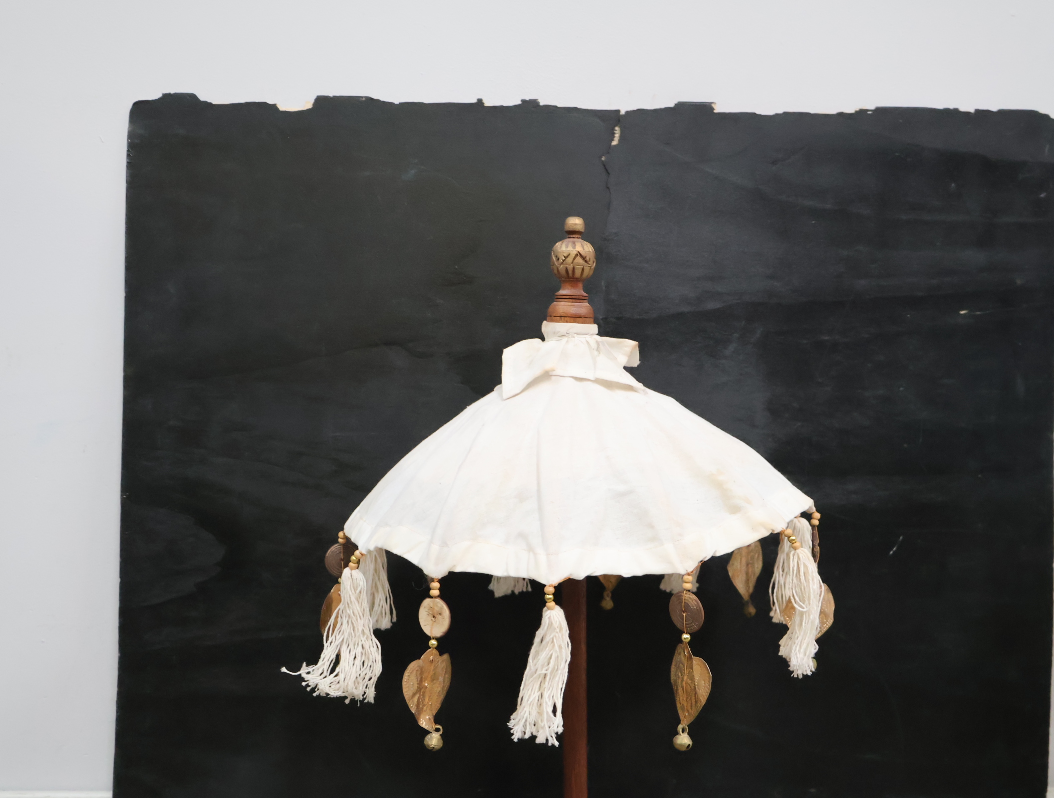 Decoratieve tafellamp met stoffen kap en kwasten'' – foto 4 – kavel bij GSD Auctions, Zoeterwoude