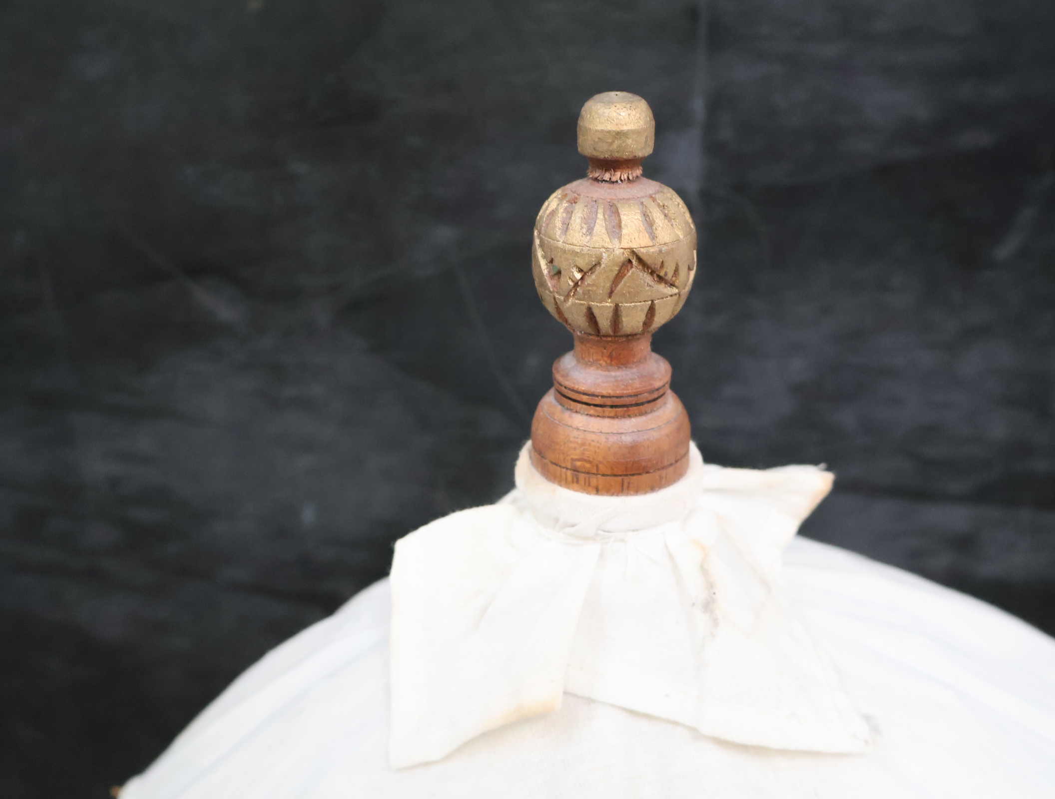 Decoratieve tafellamp met stoffen kap en kwasten'' – foto 5 – kavel bij GSD Auctions, Zoeterwoude