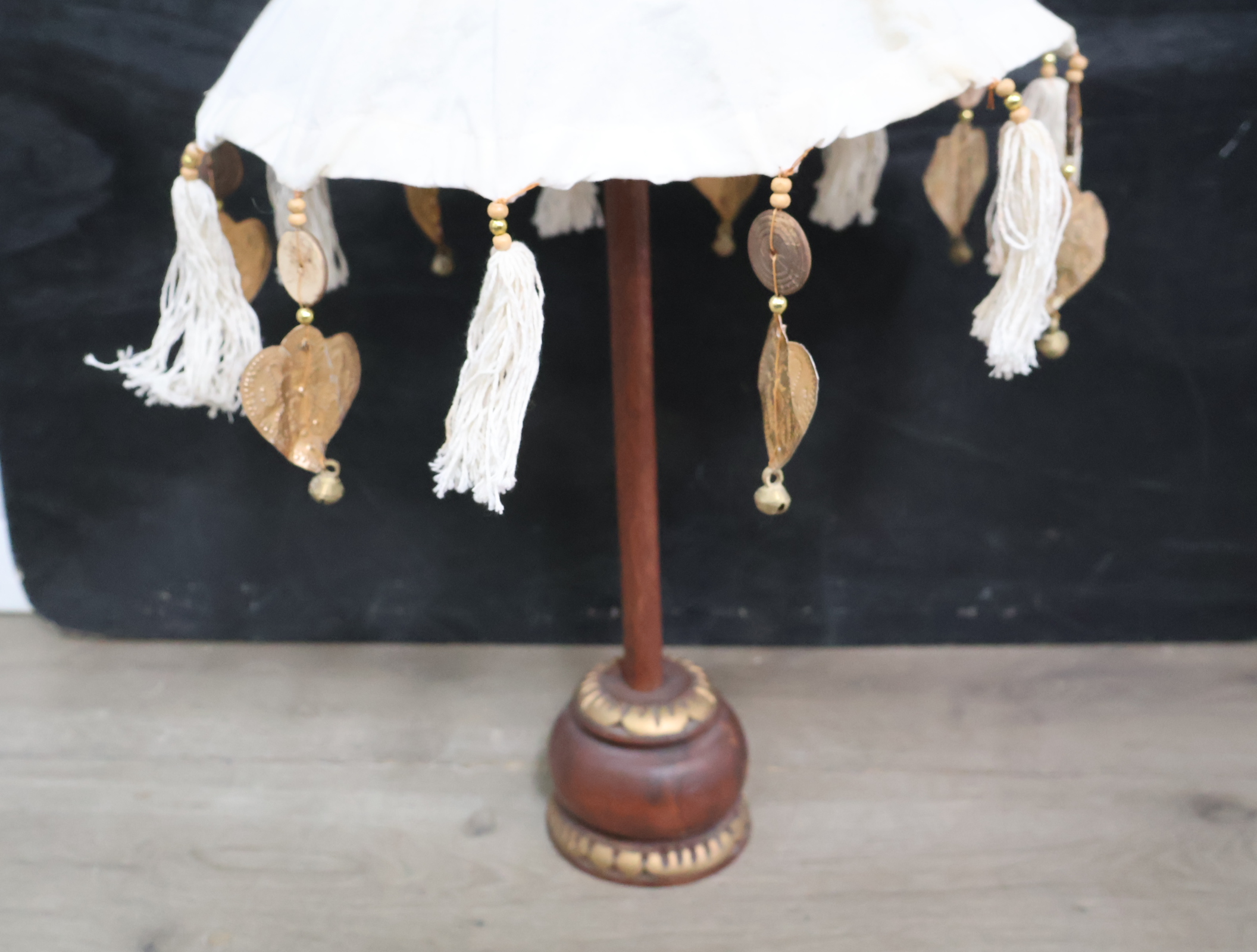 Decoratieve tafellamp met stoffen kap en kwasten'' – foto 6 – kavel bij GSD Auctions, Zoeterwoude