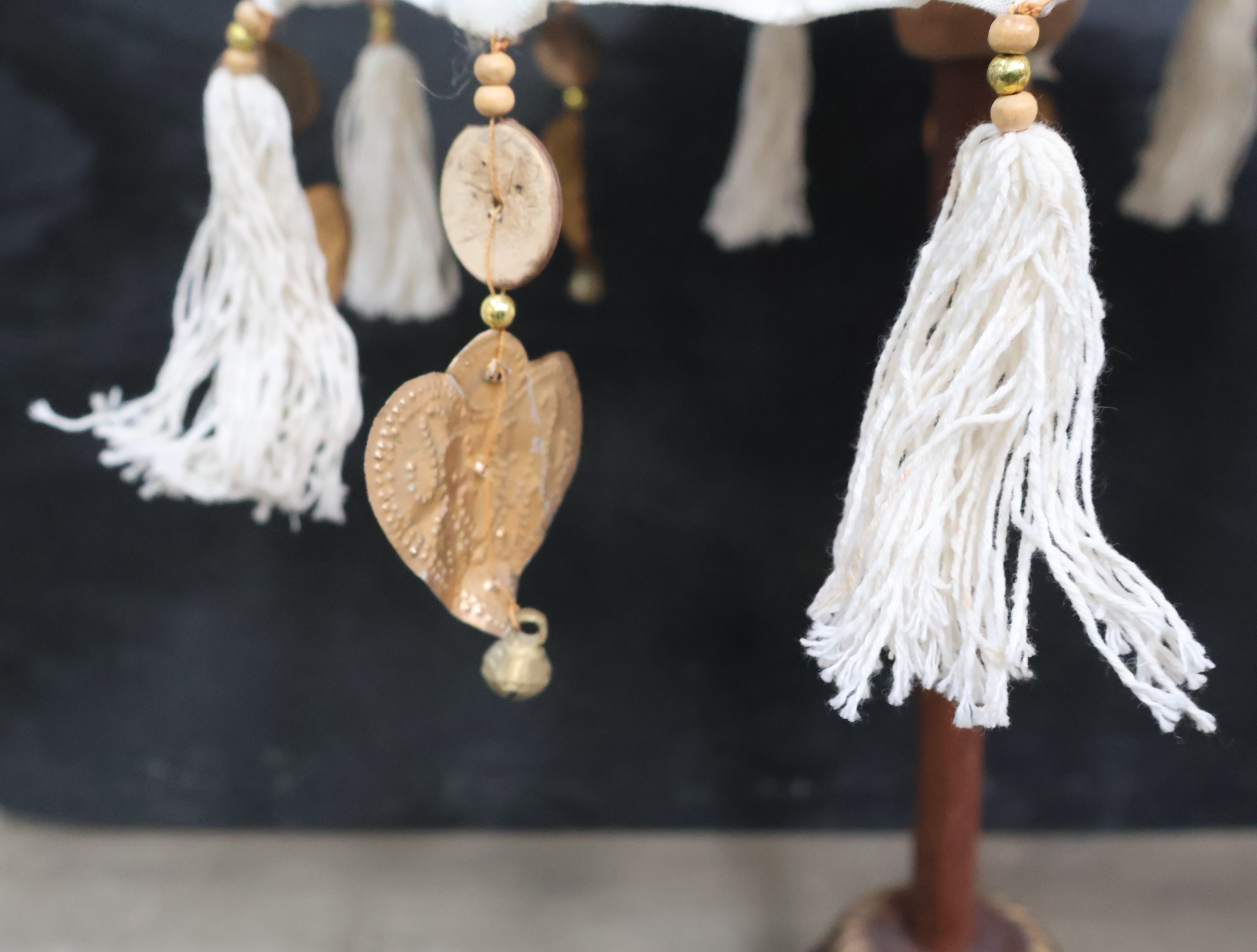 Decoratieve tafellamp met stoffen kap en kwasten'' – foto 8 – kavel bij GSD Auctions, Zoeterwoude