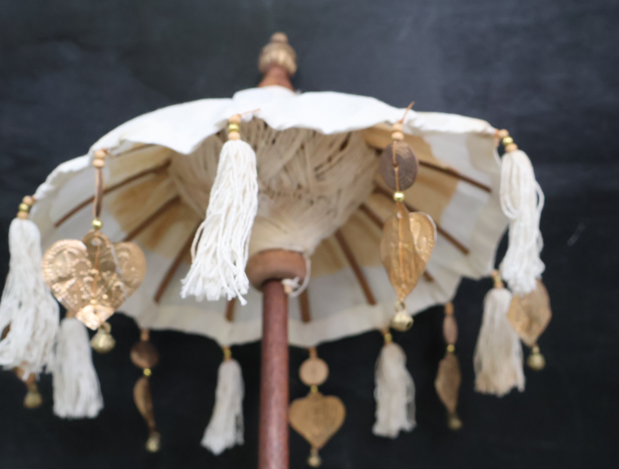 Decoratieve tafellamp met stoffen kap en kwasten'' – foto 9 – kavel bij GSD Auctions, Zoeterwoude