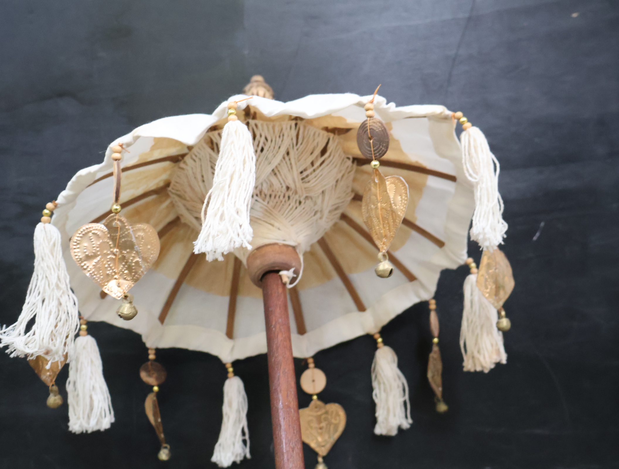 Decoratieve tafellamp met stoffen kap en kwasten'' – foto 10 – kavel bij GSD Auctions, Zoeterwoude