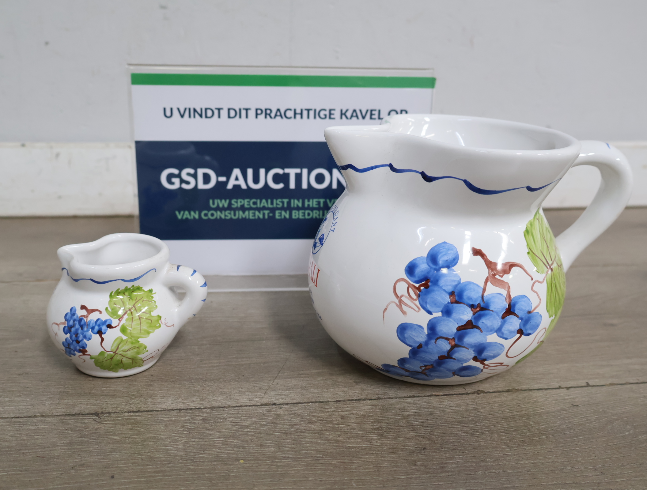 Twee keramische kannen met druivenmotief'' – kavel bij GSD Auctions, Zoeterwoude
