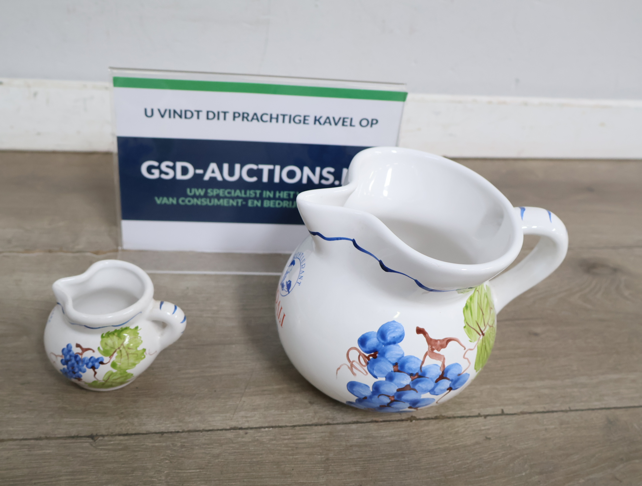 Twee keramische kannen met druivenmotief'' – foto 2 – kavel bij GSD Auctions, Zoeterwoude