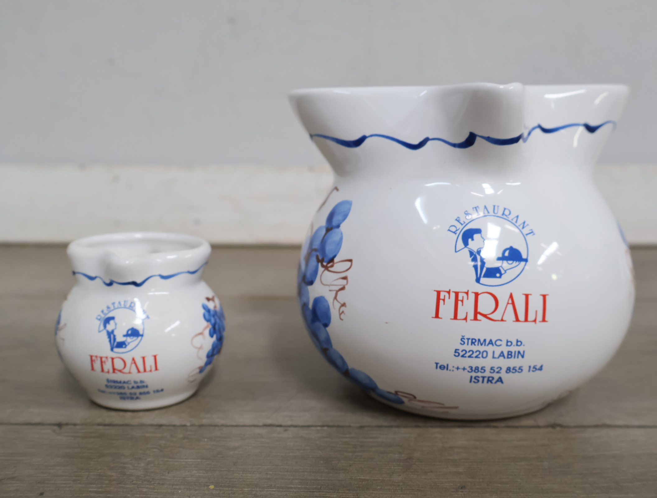Twee keramische kannen met druivenmotief'' – foto 3 – kavel bij GSD Auctions, Zoeterwoude