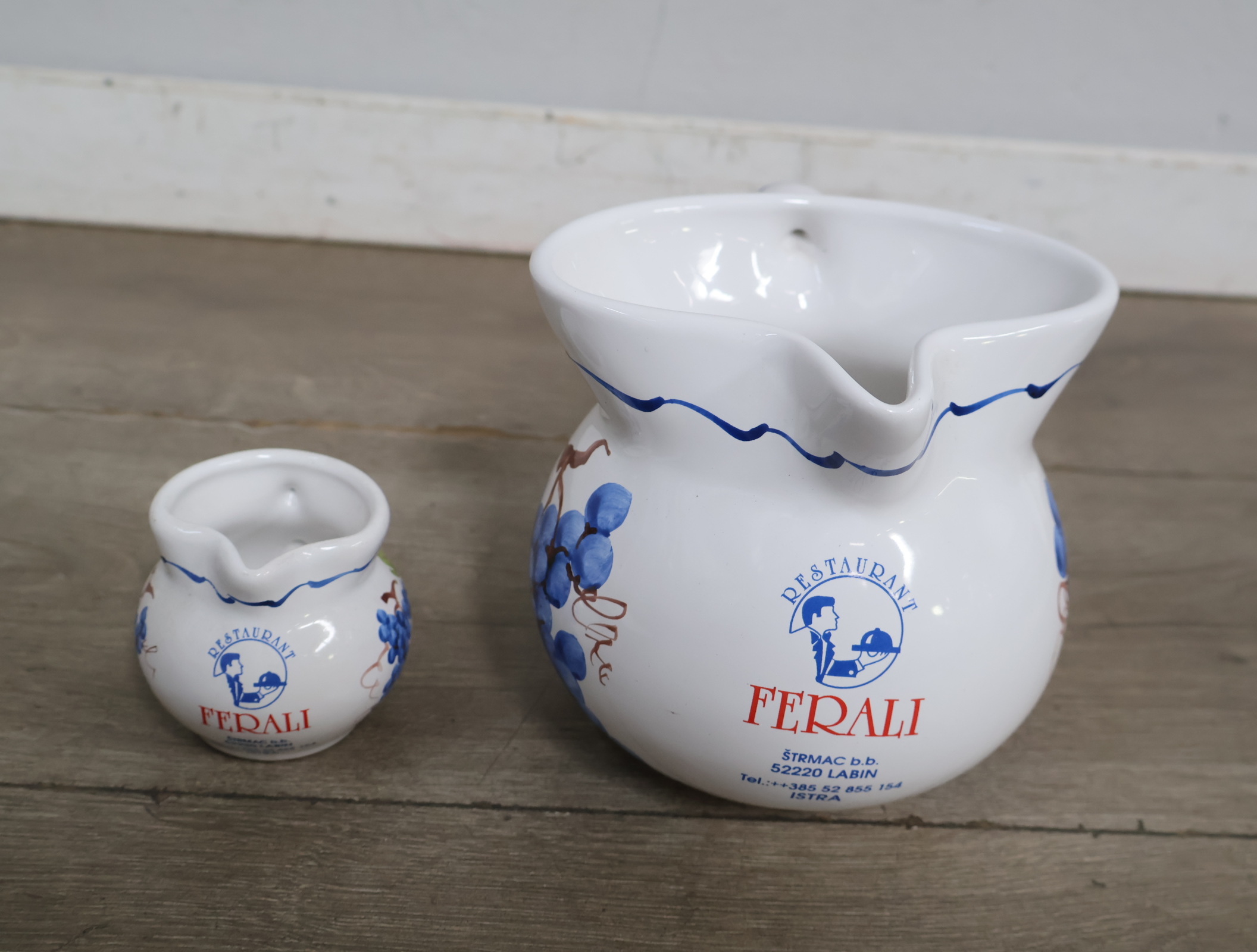 Twee keramische kannen met druivenmotief'' – foto 4 – kavel bij GSD Auctions, Zoeterwoude