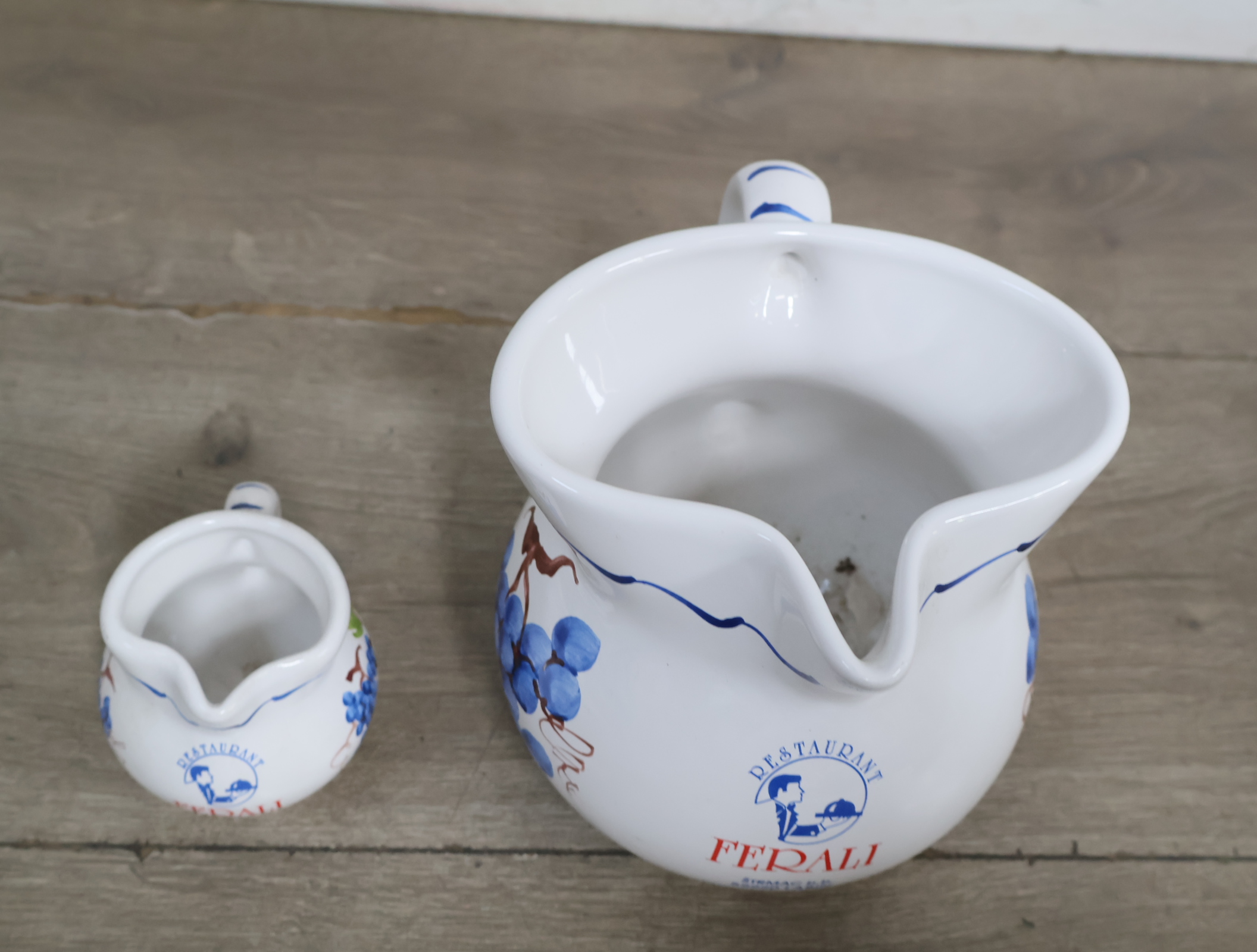 Twee keramische kannen met druivenmotief'' – foto 5 – kavel bij GSD Auctions, Zoeterwoude