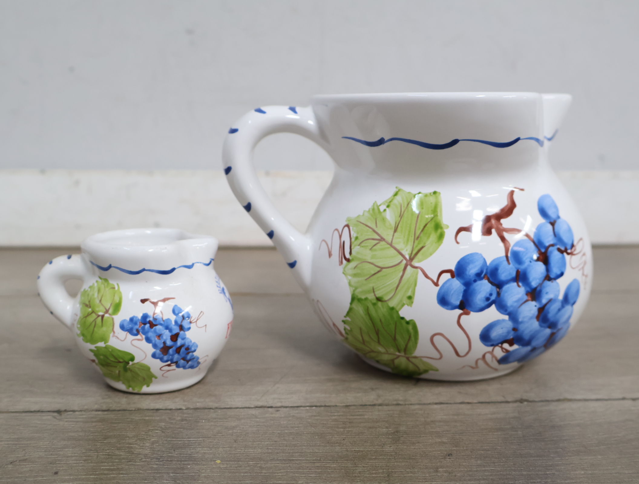 Twee keramische kannen met druivenmotief'' – foto 6 – kavel bij GSD Auctions, Zoeterwoude