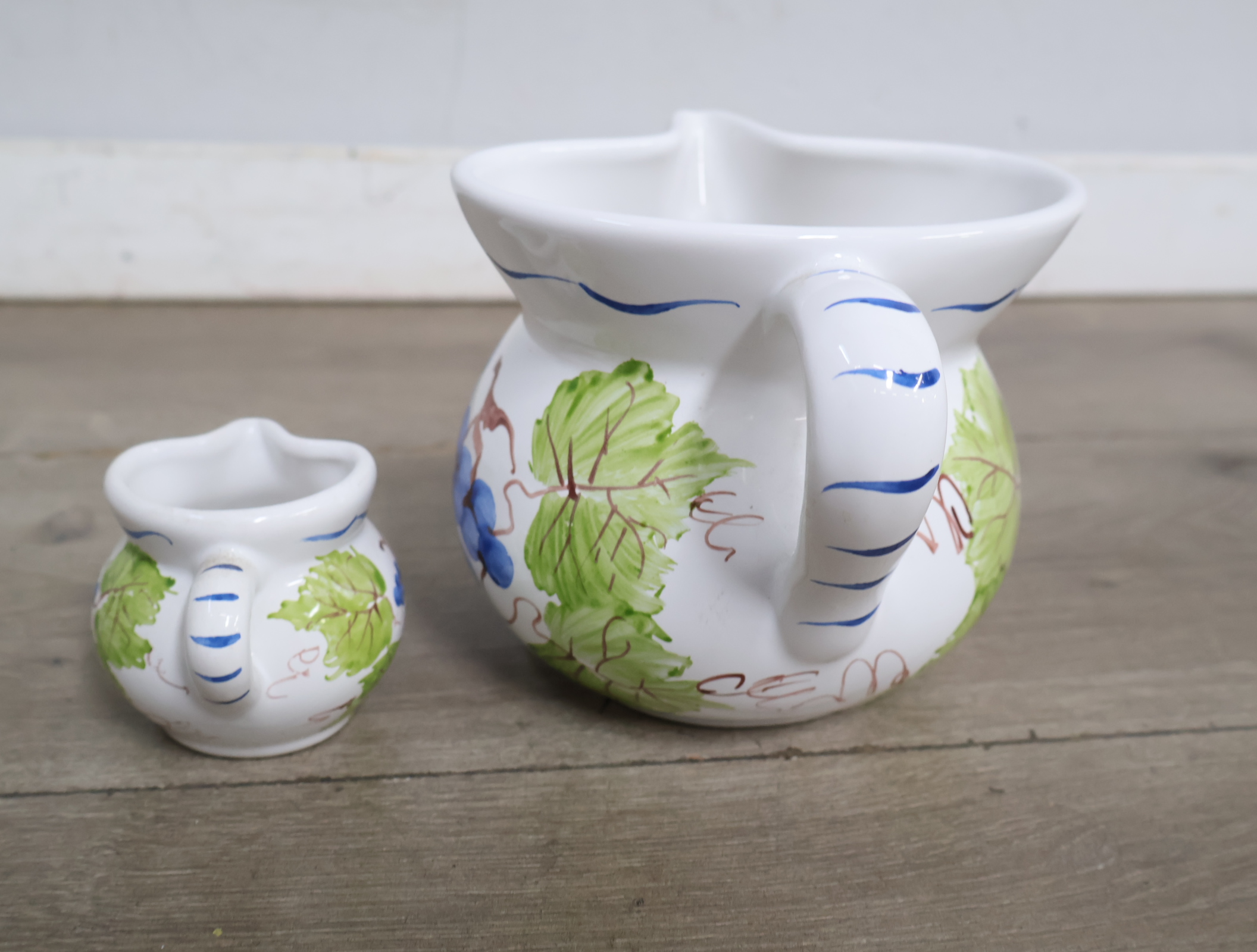 Twee keramische kannen met druivenmotief'' – foto 7 – kavel bij GSD Auctions, Zoeterwoude