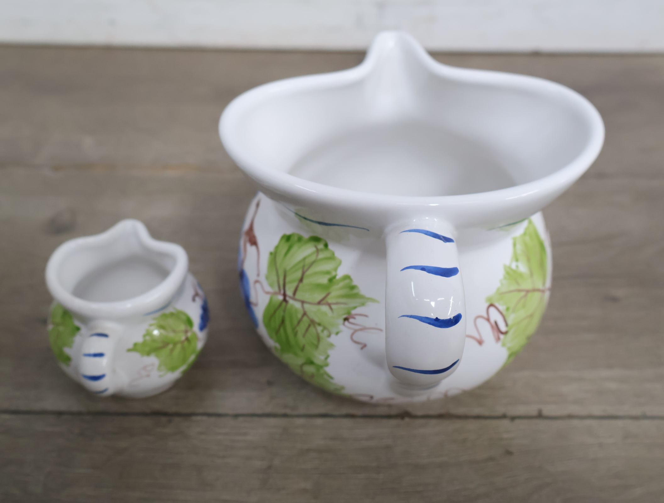 Twee keramische kannen met druivenmotief'' – foto 8 – kavel bij GSD Auctions, Zoeterwoude
