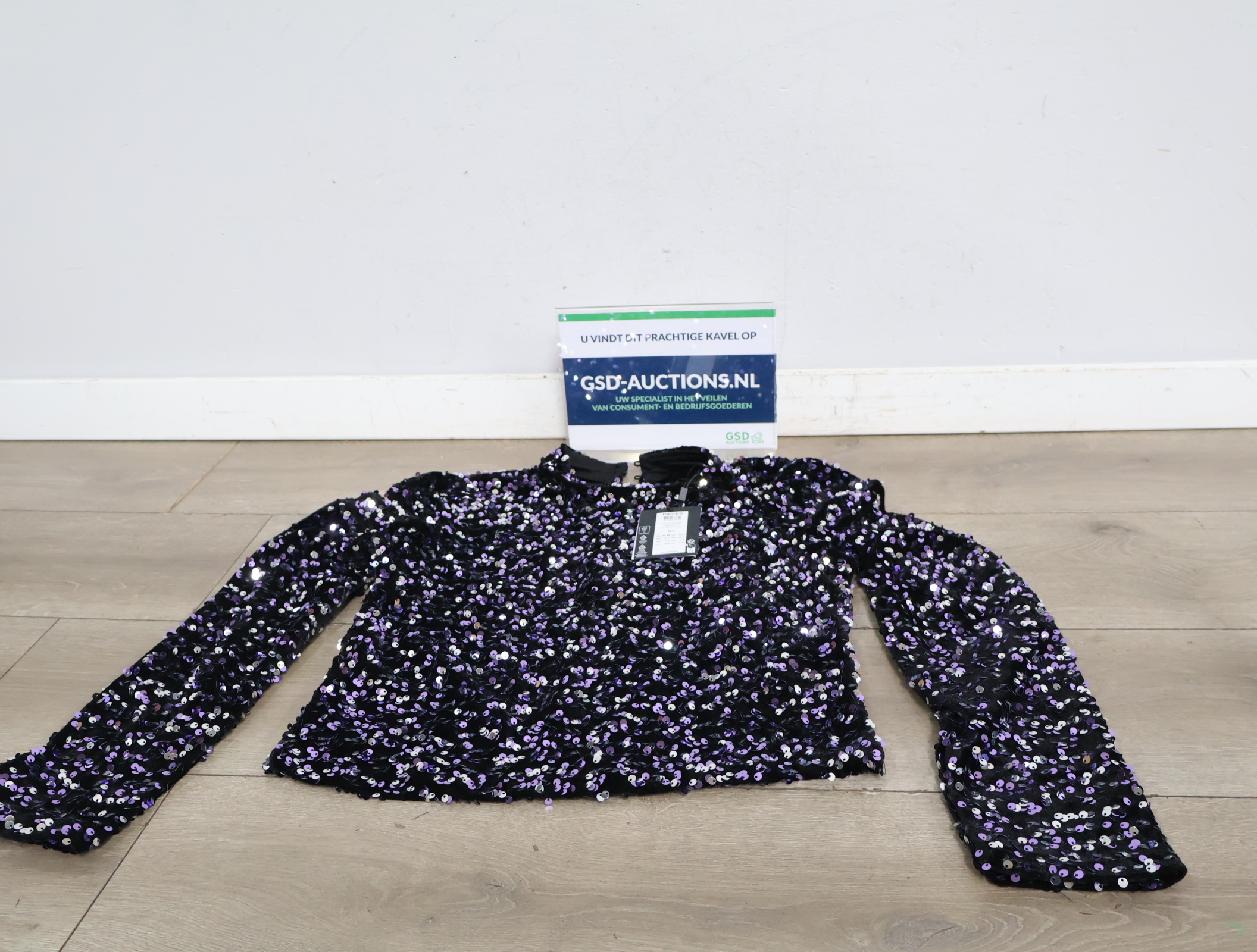 Zwarte top met paarse pailletten - Pieces'' – kavel bij GSD Auctions, Zoeterwoude