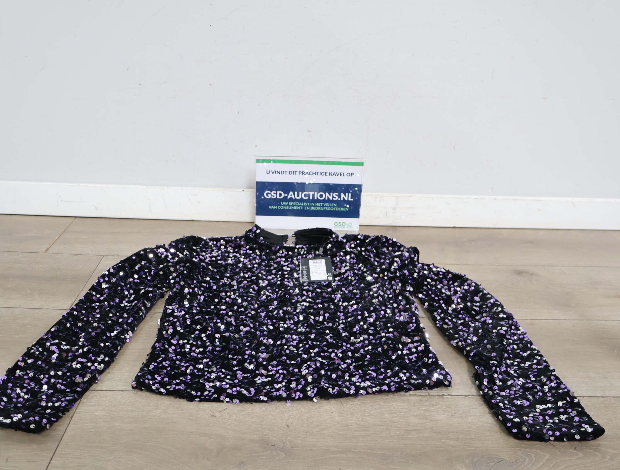 Zwarte top met paarse pailletten - Pieces'' – foto 2 – kavel bij GSD Auctions, Zoeterwoude