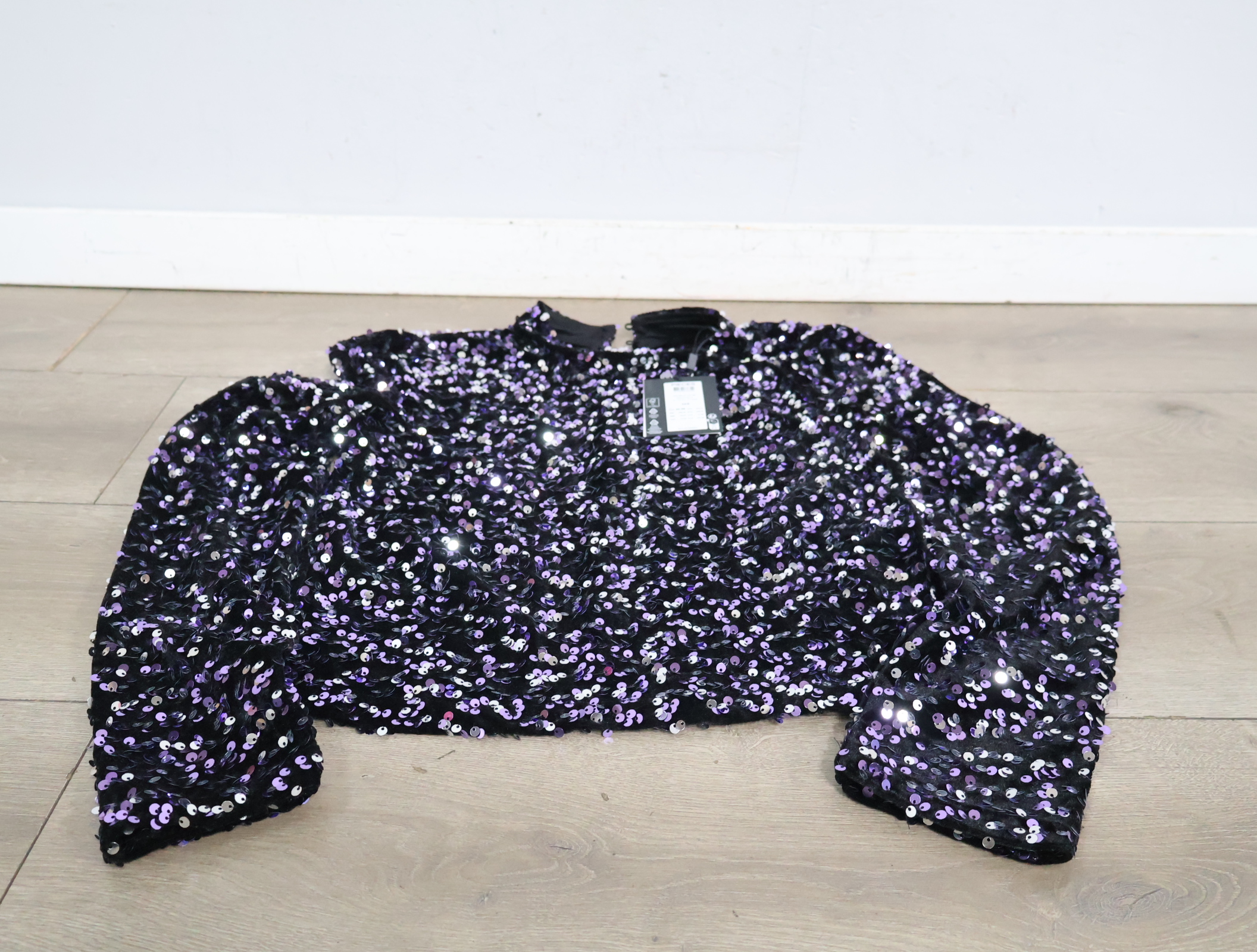 Zwarte top met paarse pailletten - Pieces'' – foto 3 – kavel bij GSD Auctions, Zoeterwoude