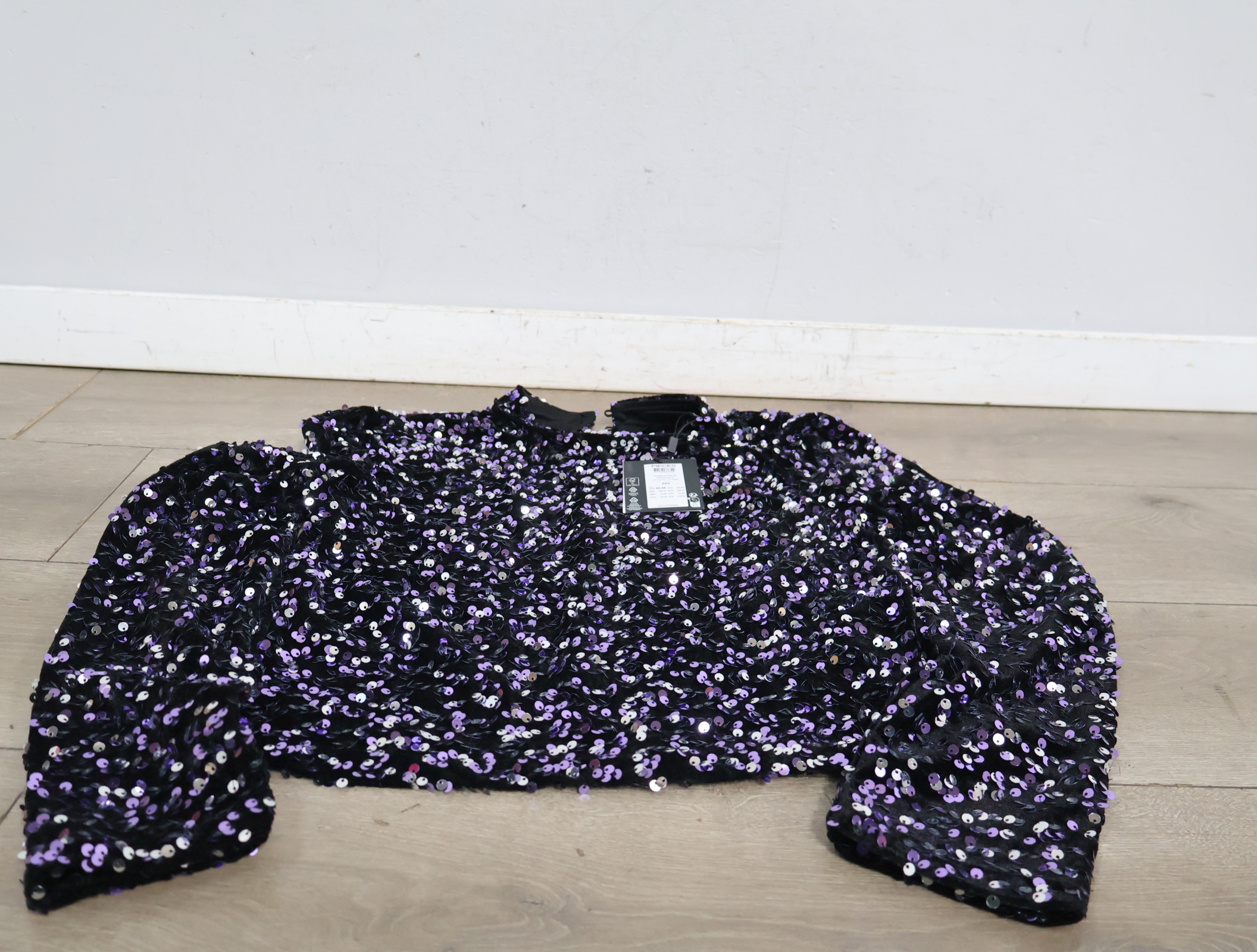 Zwarte top met paarse pailletten - Pieces'' – foto 4 – kavel bij GSD Auctions, Zoeterwoude