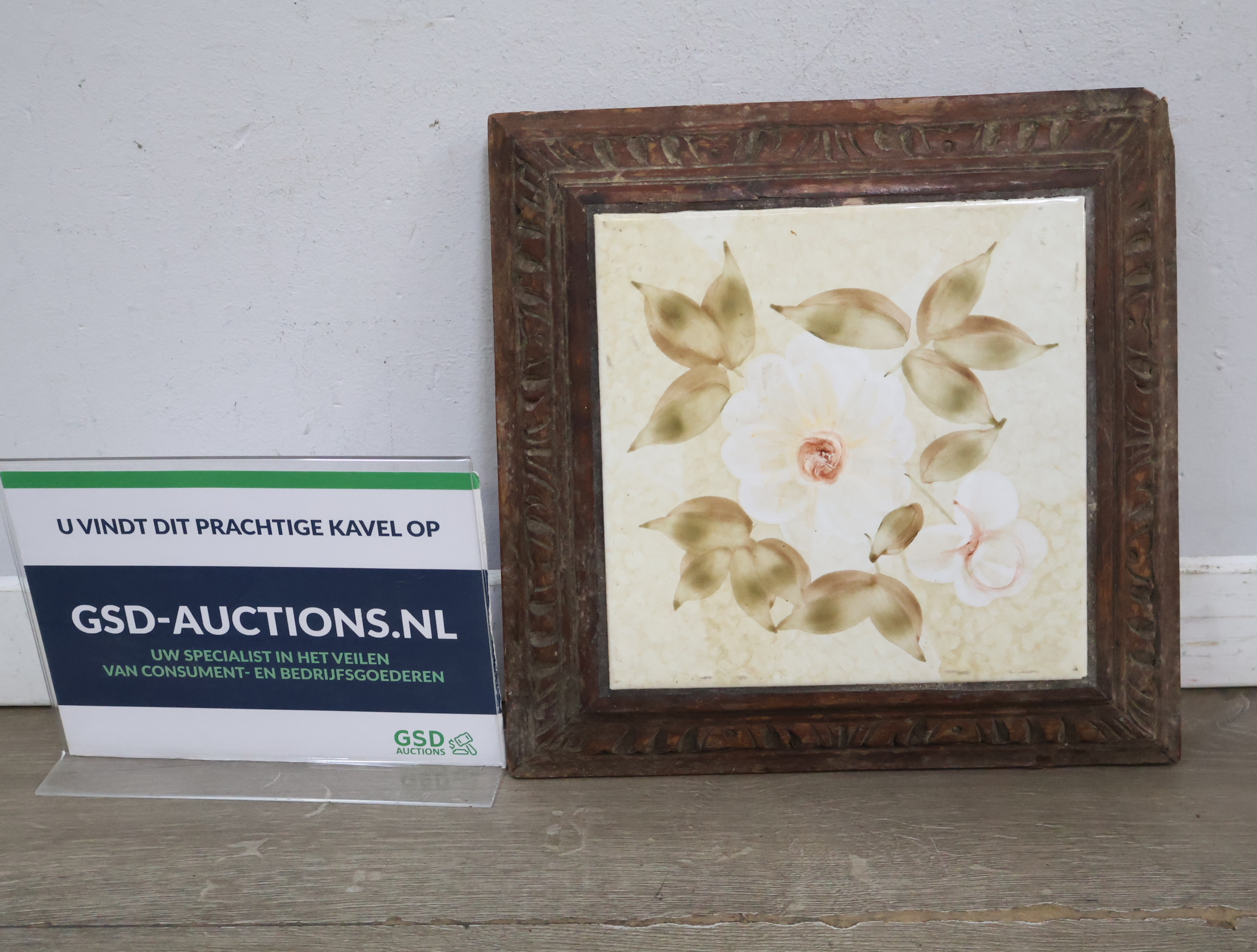 Tegel met bloemenmotief in houten lijst'' – kavel bij GSD Auctions, Zoeterwoude