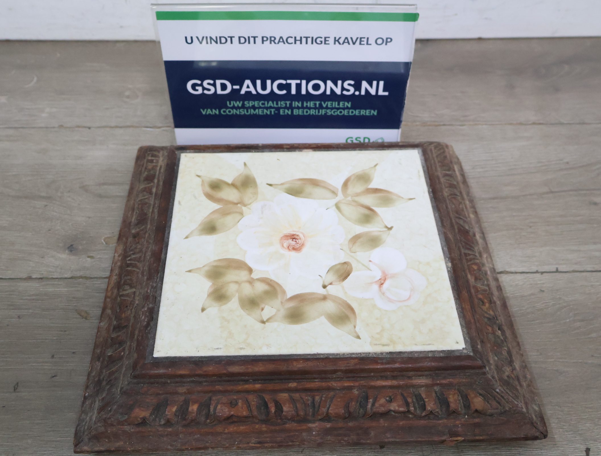 Tegel met bloemenmotief in houten lijst'' – foto 2 – kavel bij GSD Auctions, Zoeterwoude