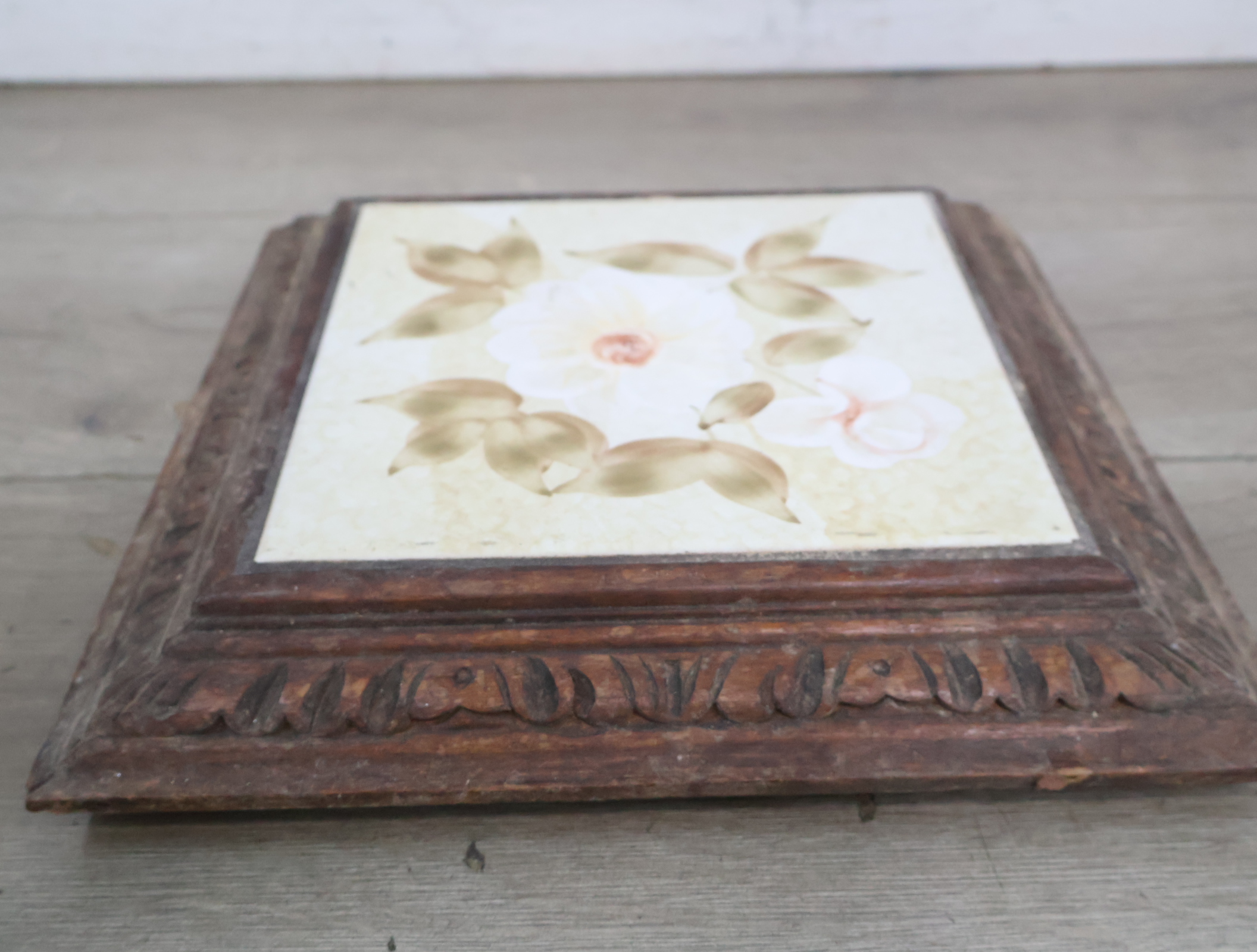 Tegel met bloemenmotief in houten lijst'' – foto 3 – kavel bij GSD Auctions, Zoeterwoude