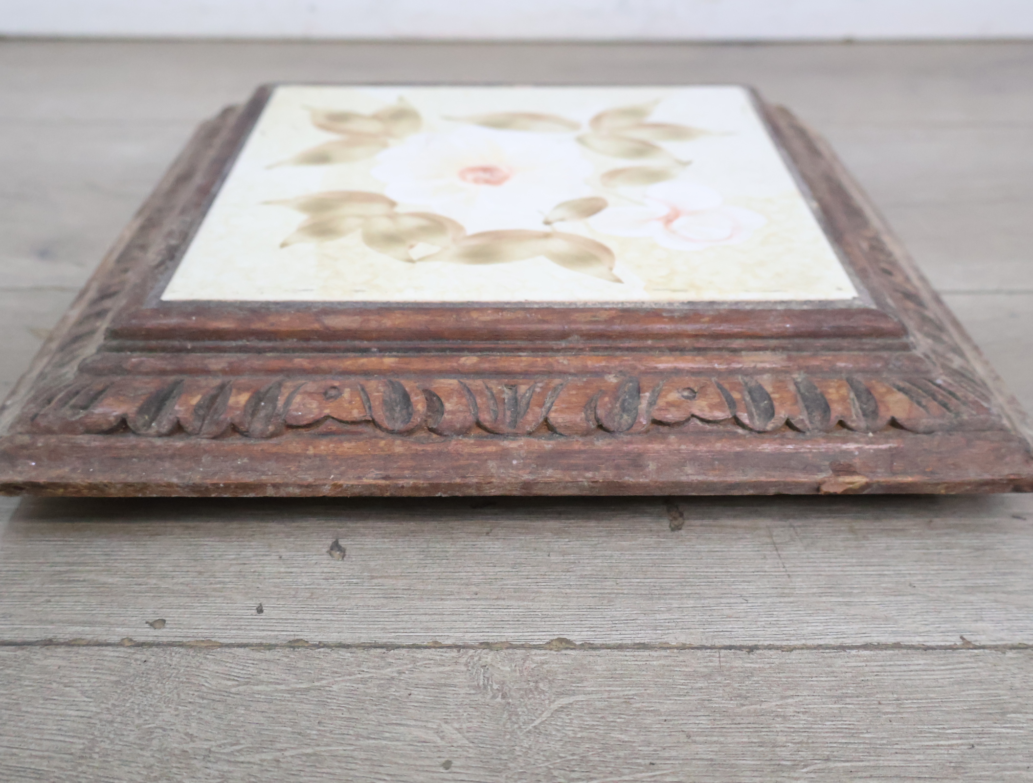Tegel met bloemenmotief in houten lijst'' – foto 4 – kavel bij GSD Auctions, Zoeterwoude