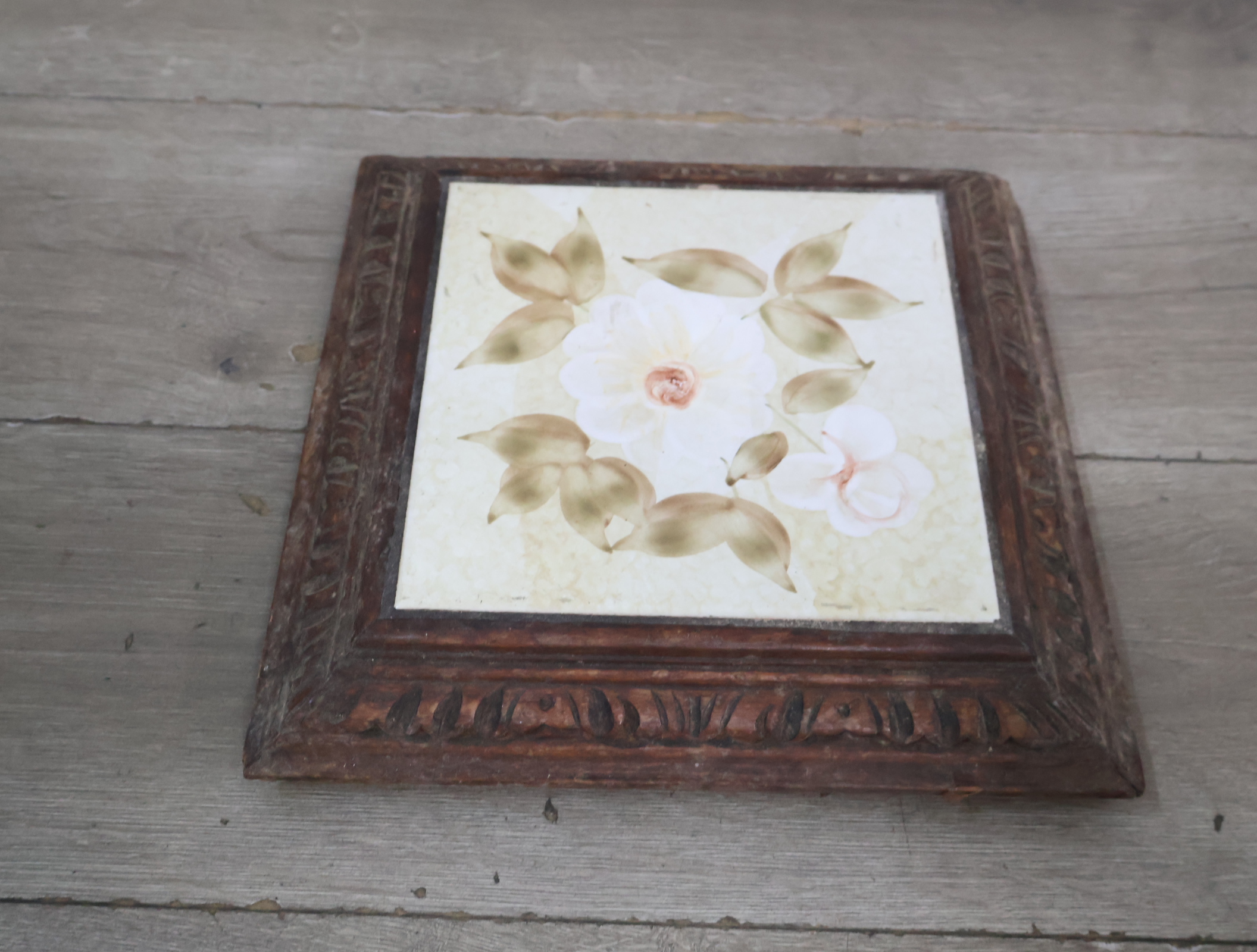 Tegel met bloemenmotief in houten lijst'' – foto 5 – kavel bij GSD Auctions, Zoeterwoude