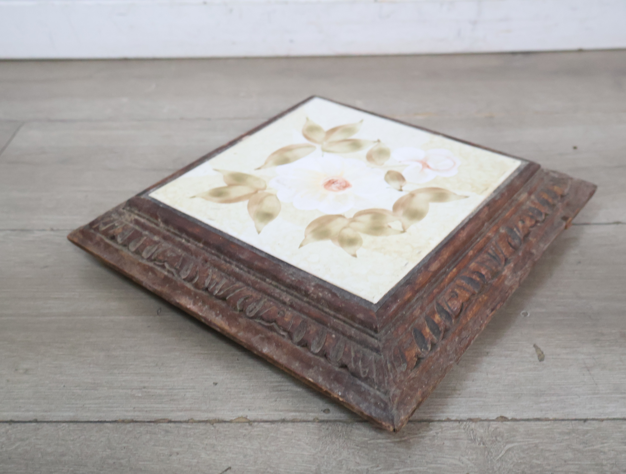 Tegel met bloemenmotief in houten lijst'' – foto 7 – kavel bij GSD Auctions, Zoeterwoude