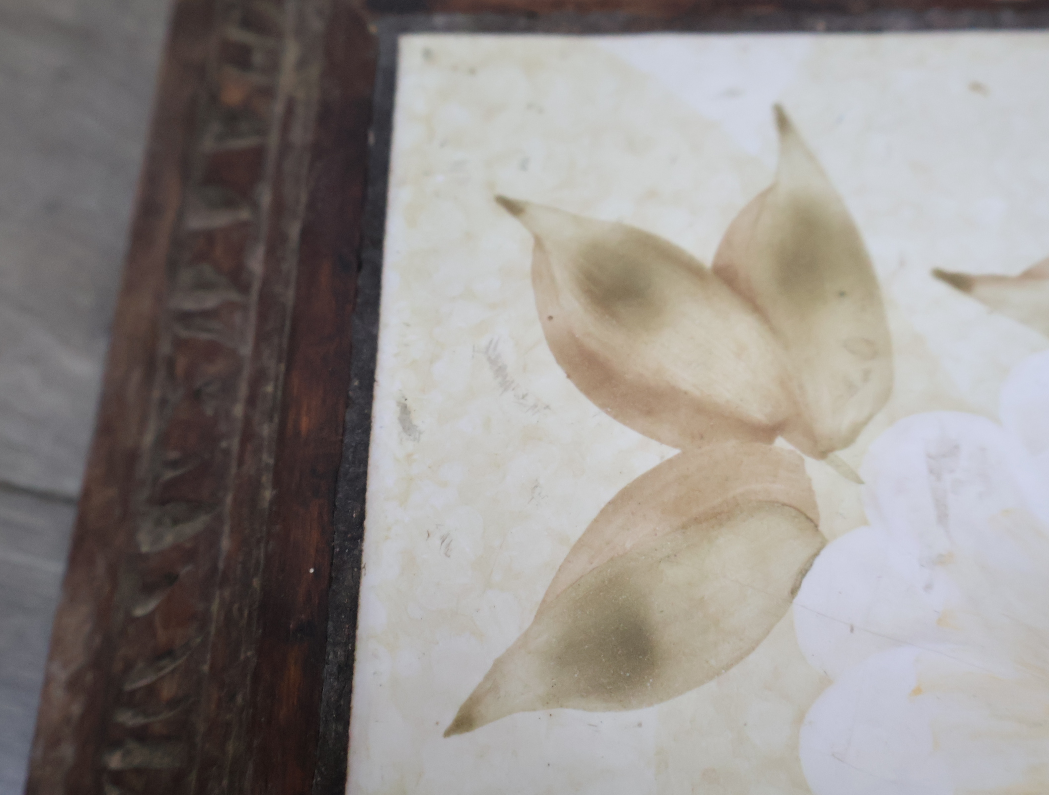 Tegel met bloemenmotief in houten lijst'' – foto 10 – kavel bij GSD Auctions, Zoeterwoude