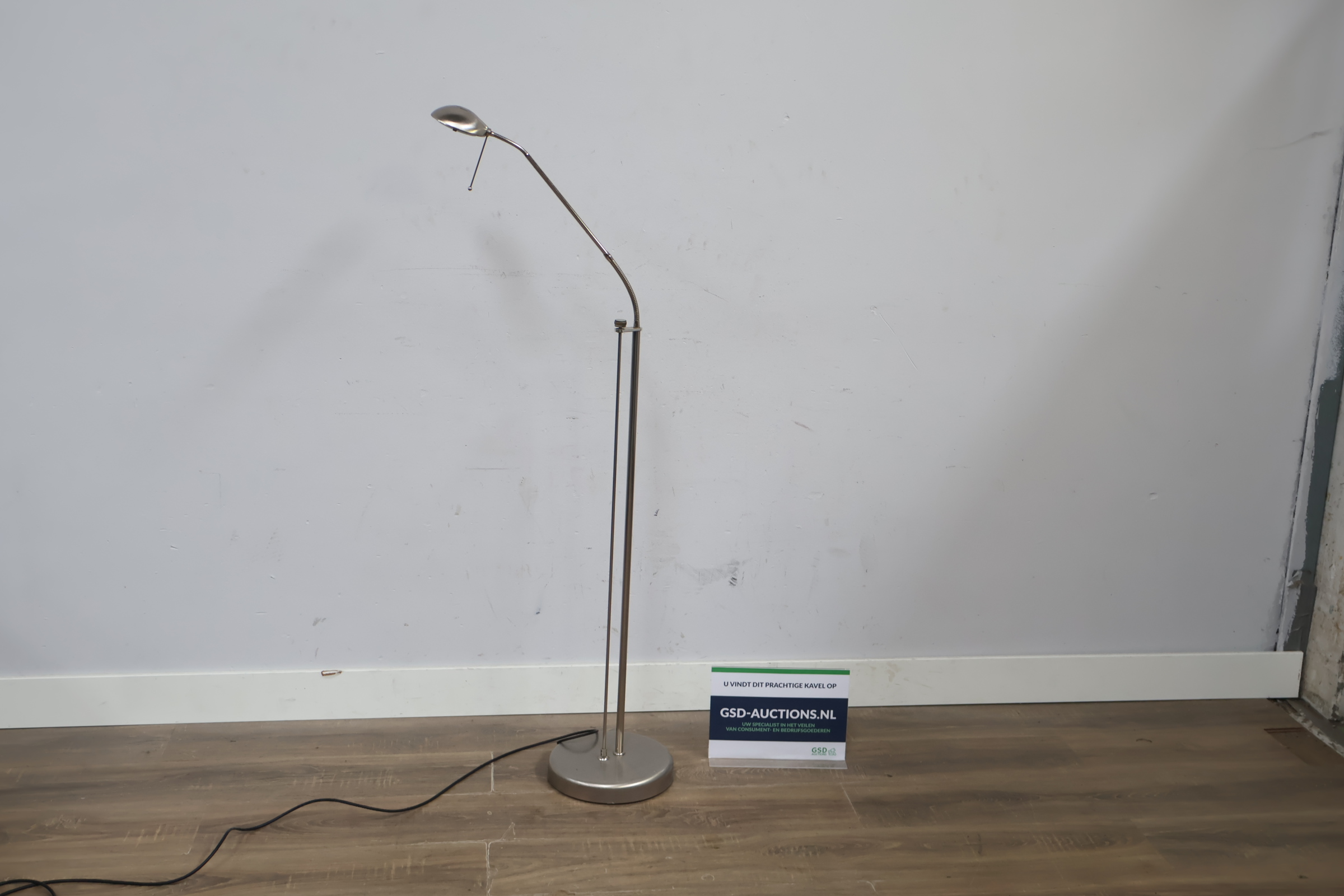 Moderne vloerlamp met flexibele arm'' – kavel bij GSD Auctions, Zoeterwoude