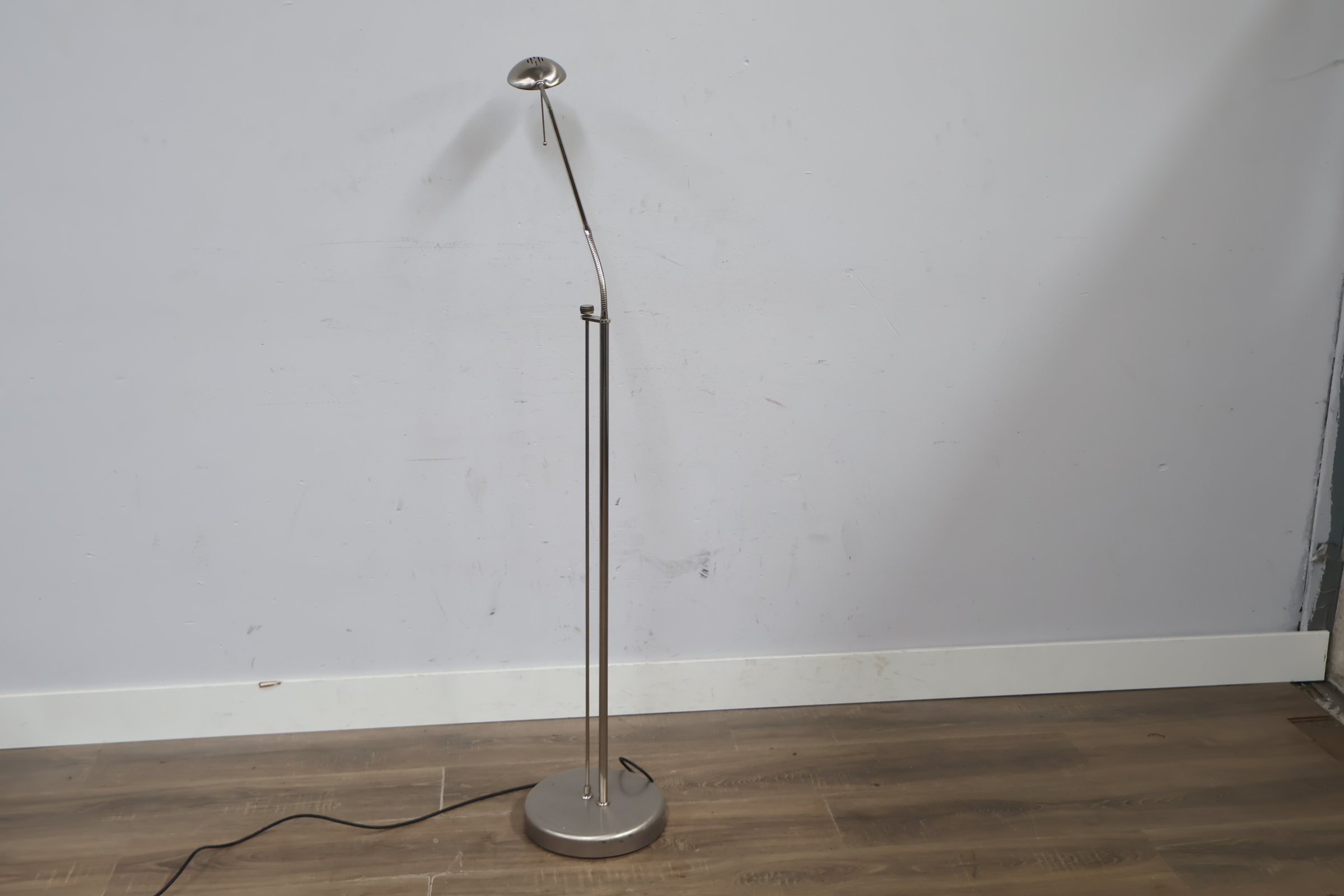 Moderne vloerlamp met flexibele arm'' – foto 4 – kavel bij GSD Auctions, Zoeterwoude