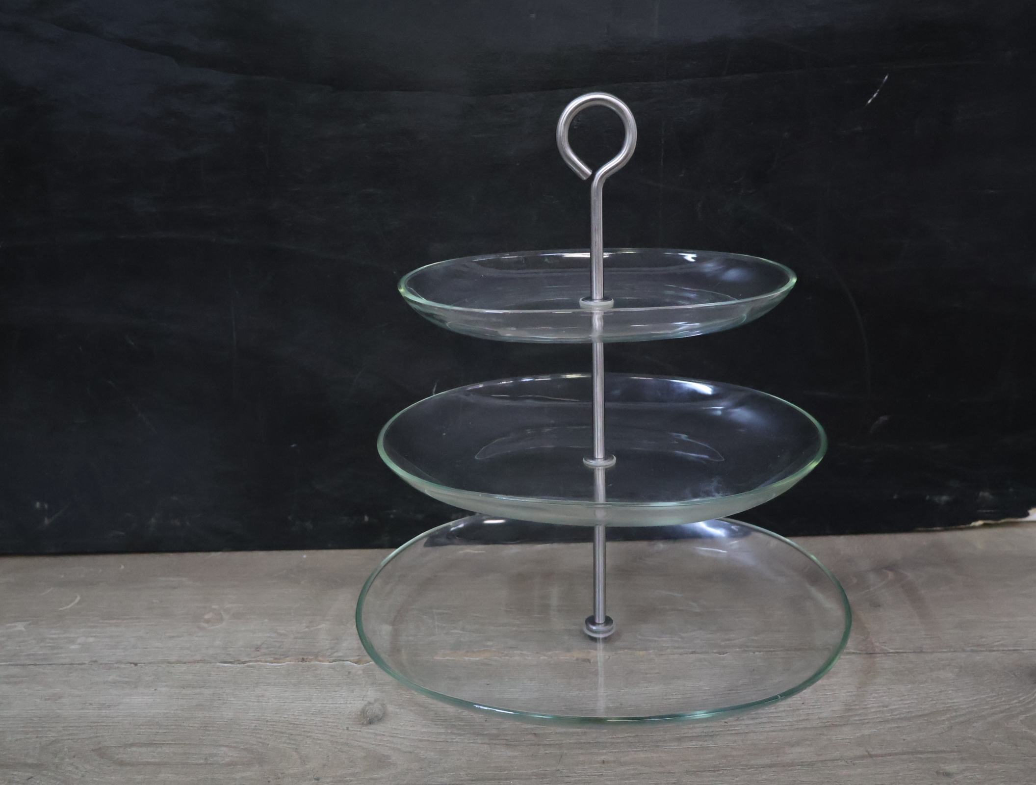 Etagere/serveerschaal met metalen standaard'' – foto 3 – kavel bij GSD Auctions, Zoeterwoude
