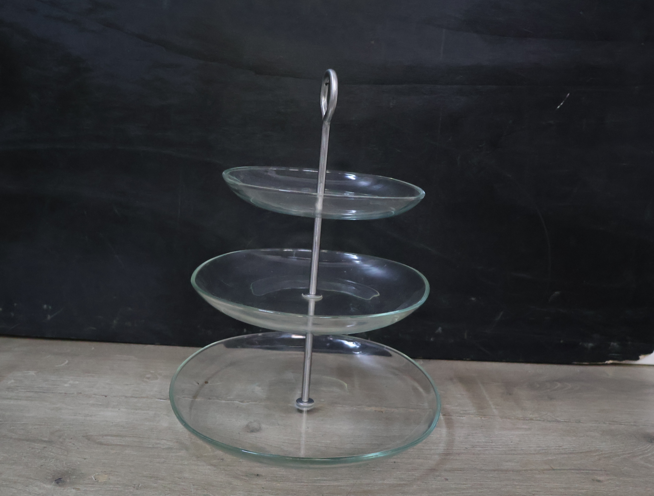 Etagere/serveerschaal met metalen standaard'' – foto 4 – kavel bij GSD Auctions, Zoeterwoude