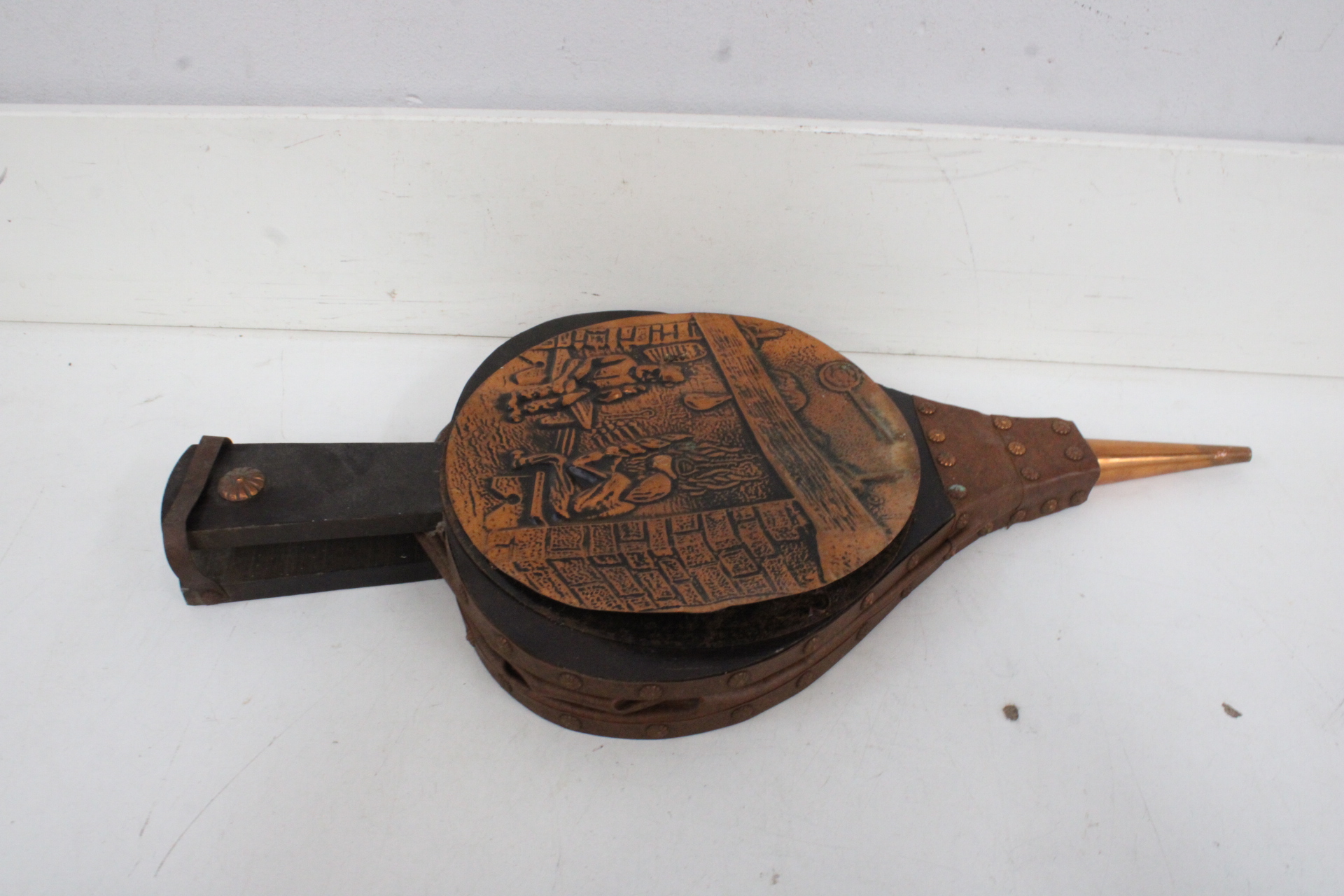 Antieke blaasbalg met koperen mondstuk'' – foto 2 – kavel bij GSD Auctions, Zoeterwoude