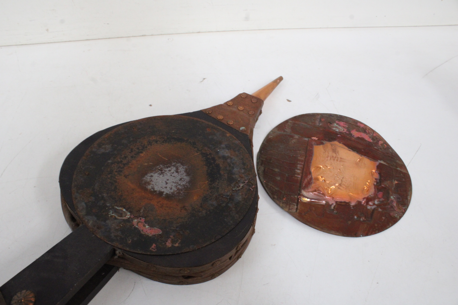 Antieke blaasbalg met koperen mondstuk'' – foto 6 – kavel bij GSD Auctions, Zoeterwoude