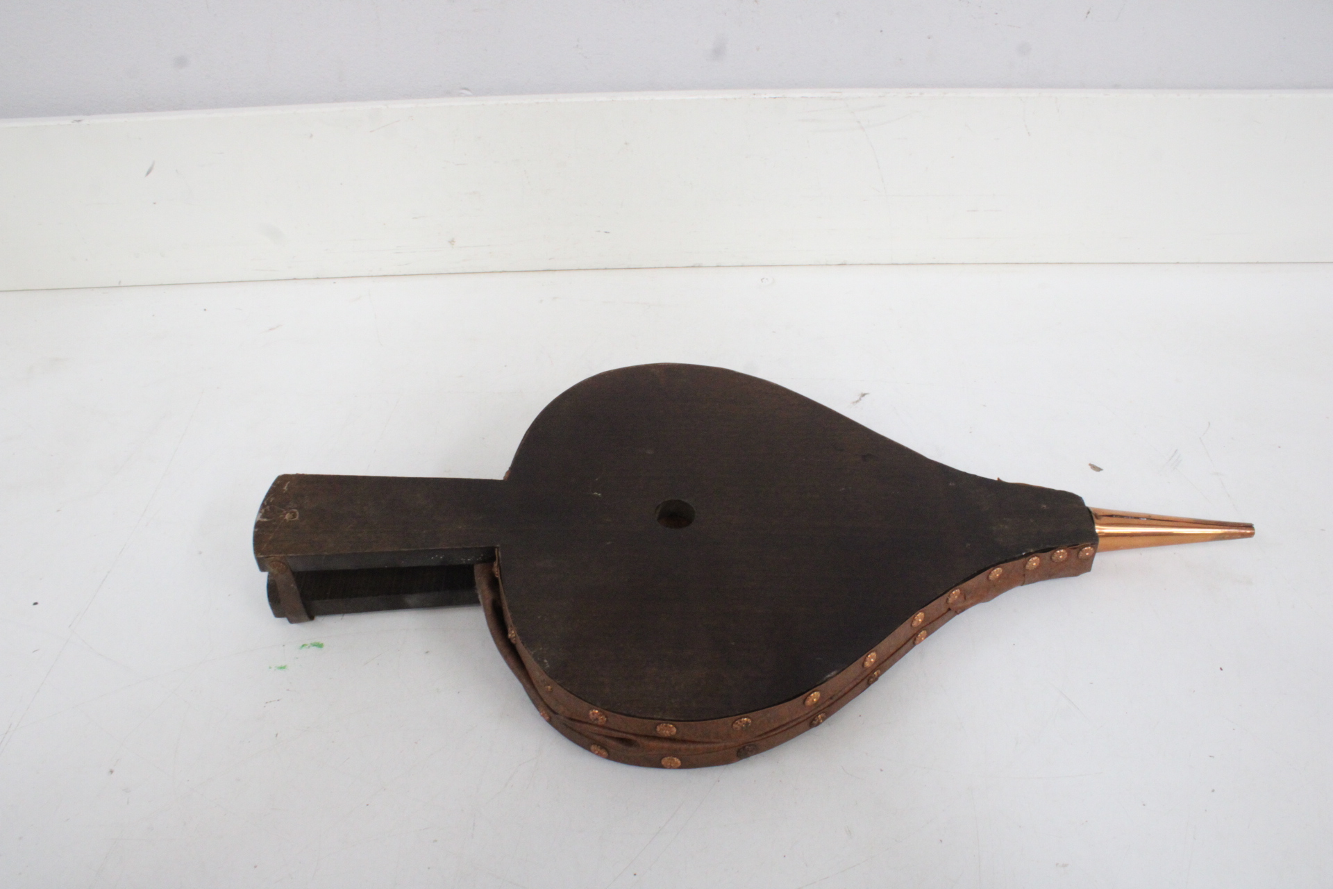 Antieke blaasbalg met koperen mondstuk'' – foto 7 – kavel bij GSD Auctions, Zoeterwoude
