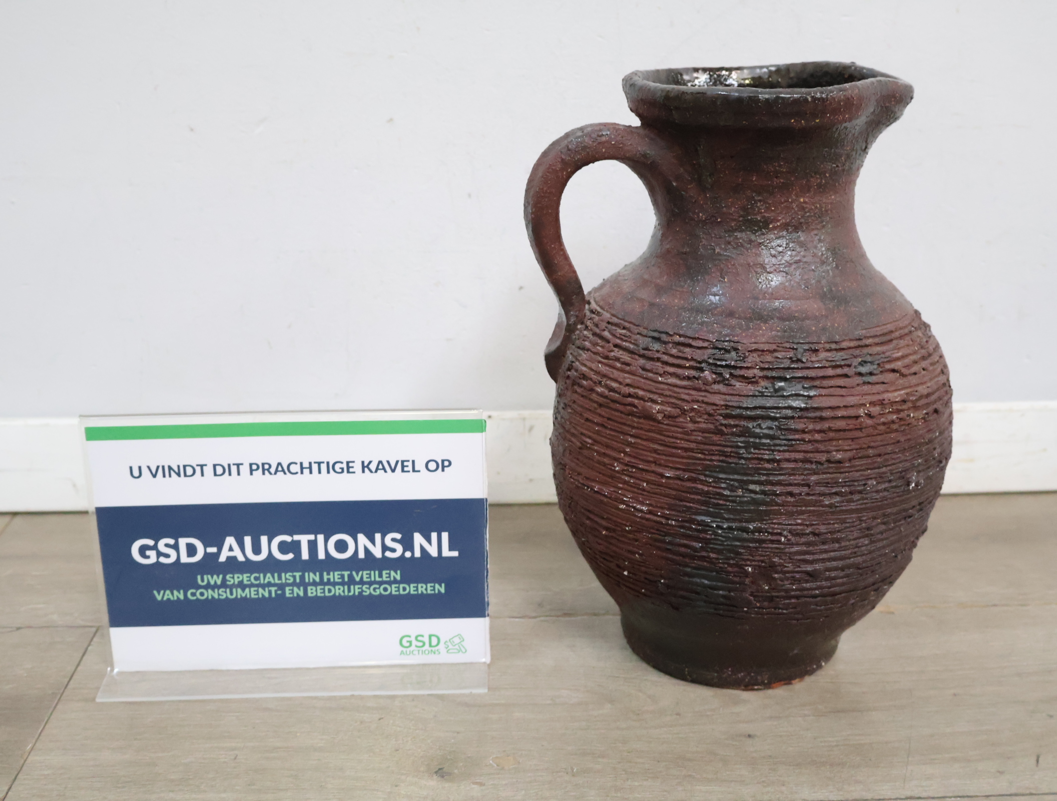 Aardewerken kruik met handvat'' – kavel bij GSD Auctions, Zoeterwoude