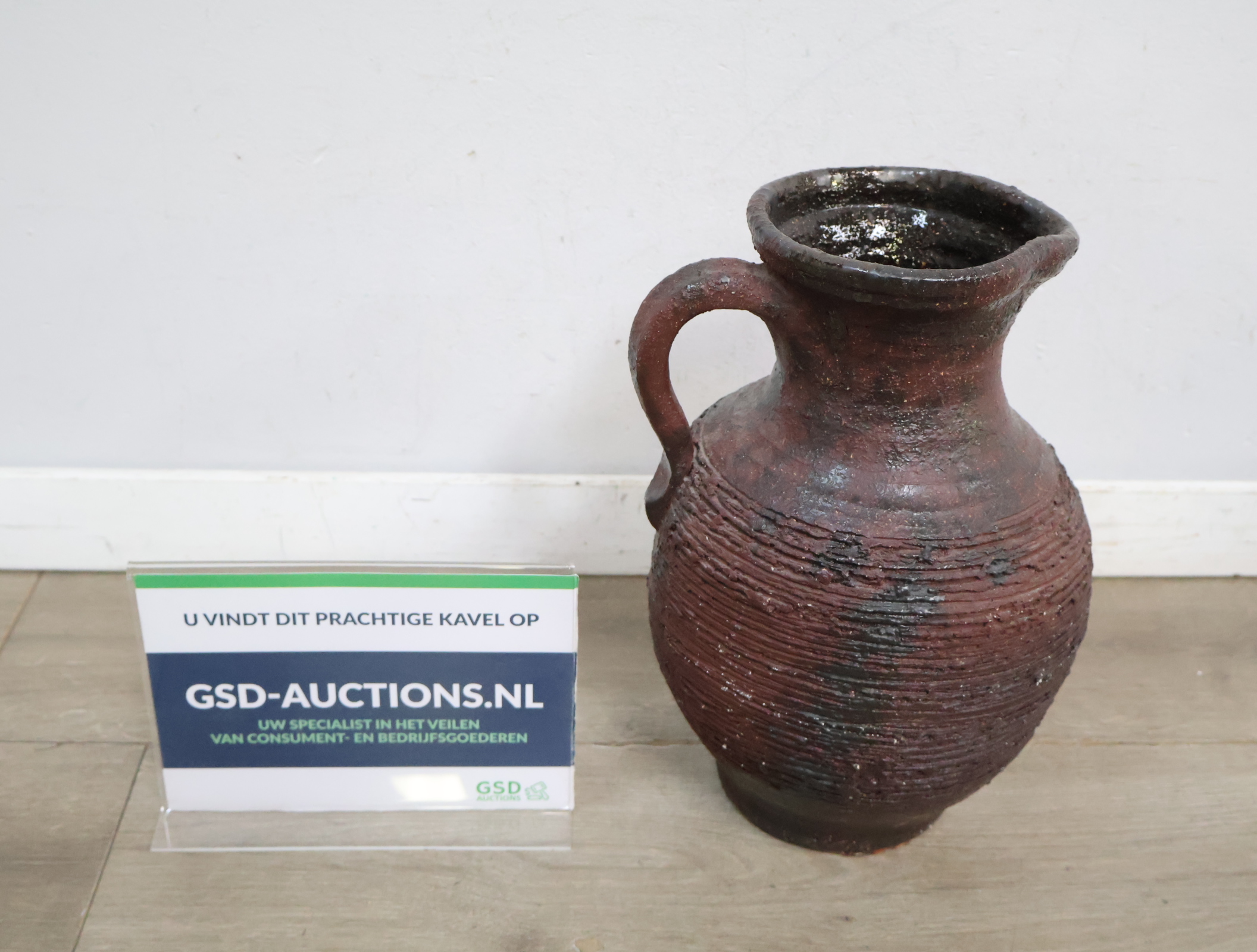 Aardewerken kruik met handvat'' – foto 2 – kavel bij GSD Auctions, Zoeterwoude