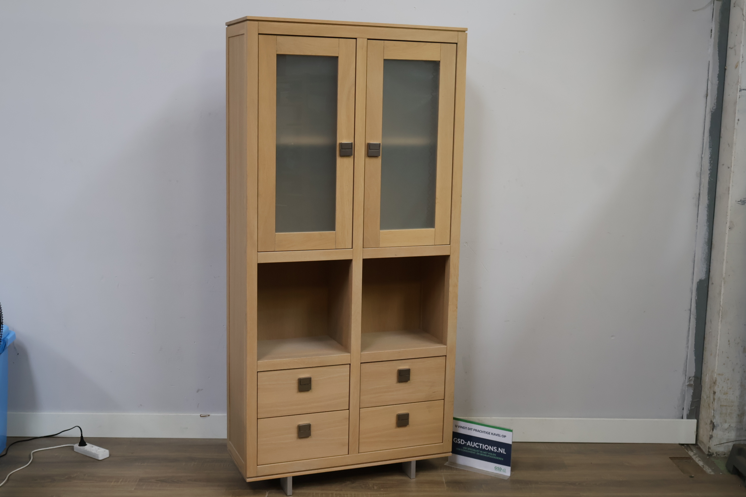 Houten kast met glazen deuren en laden'' – foto 2 – kavel bij GSD Auctions, Zoeterwoude