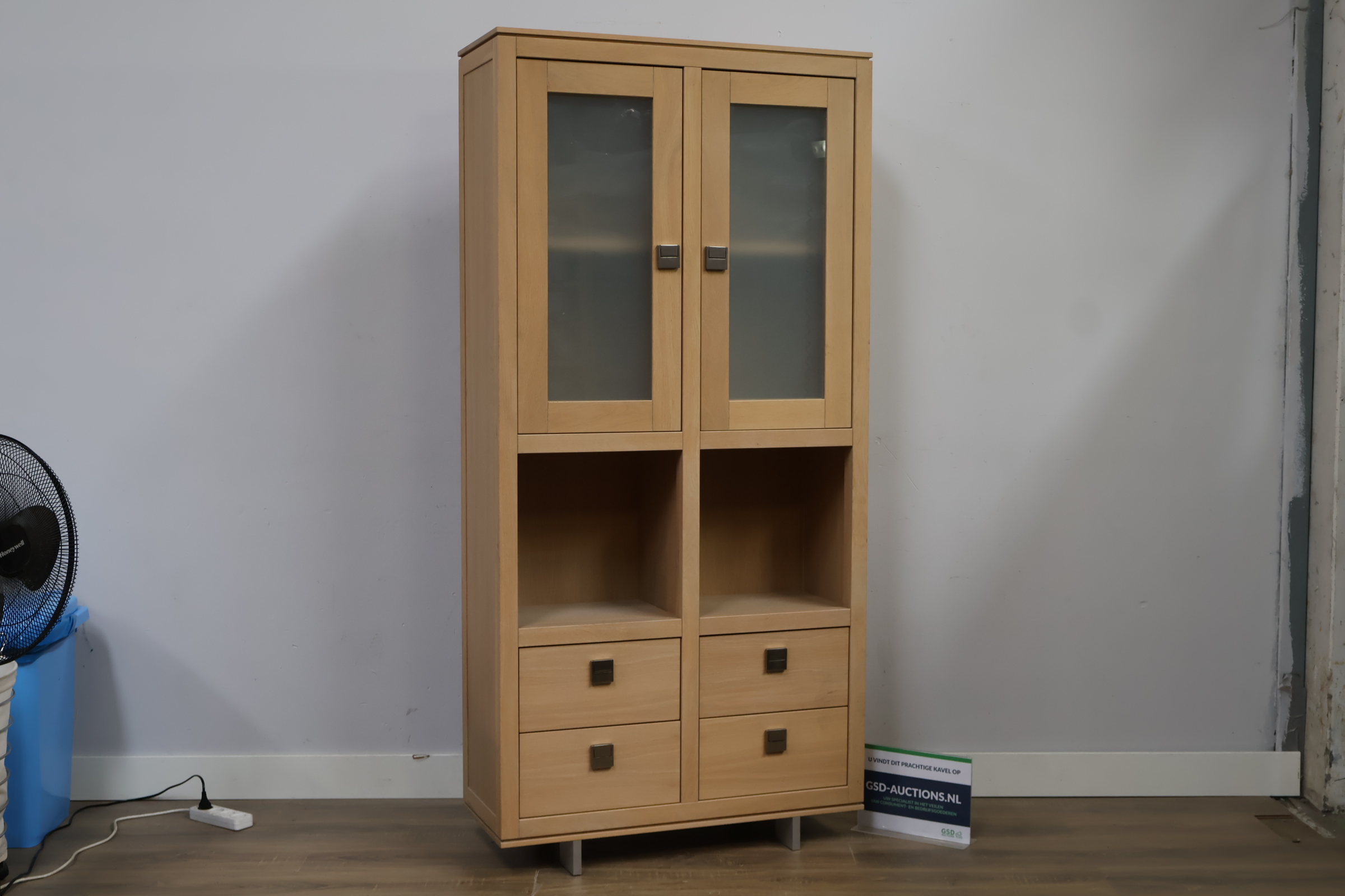 Houten kast met glazen deuren en laden'' – foto 3 – kavel bij GSD Auctions, Zoeterwoude