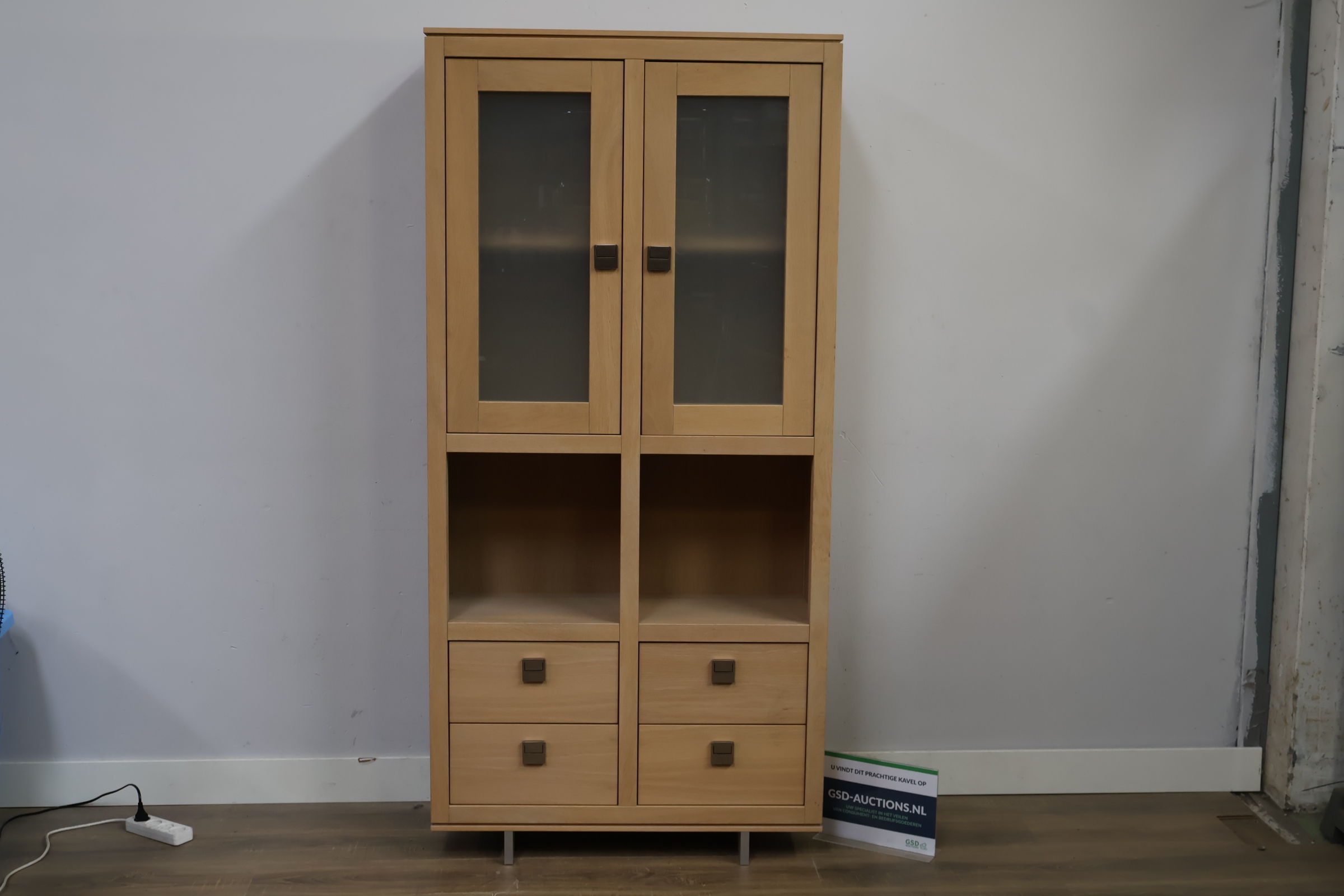 Houten kast met glazen deuren en laden'' – foto 4 – kavel bij GSD Auctions, Zoeterwoude