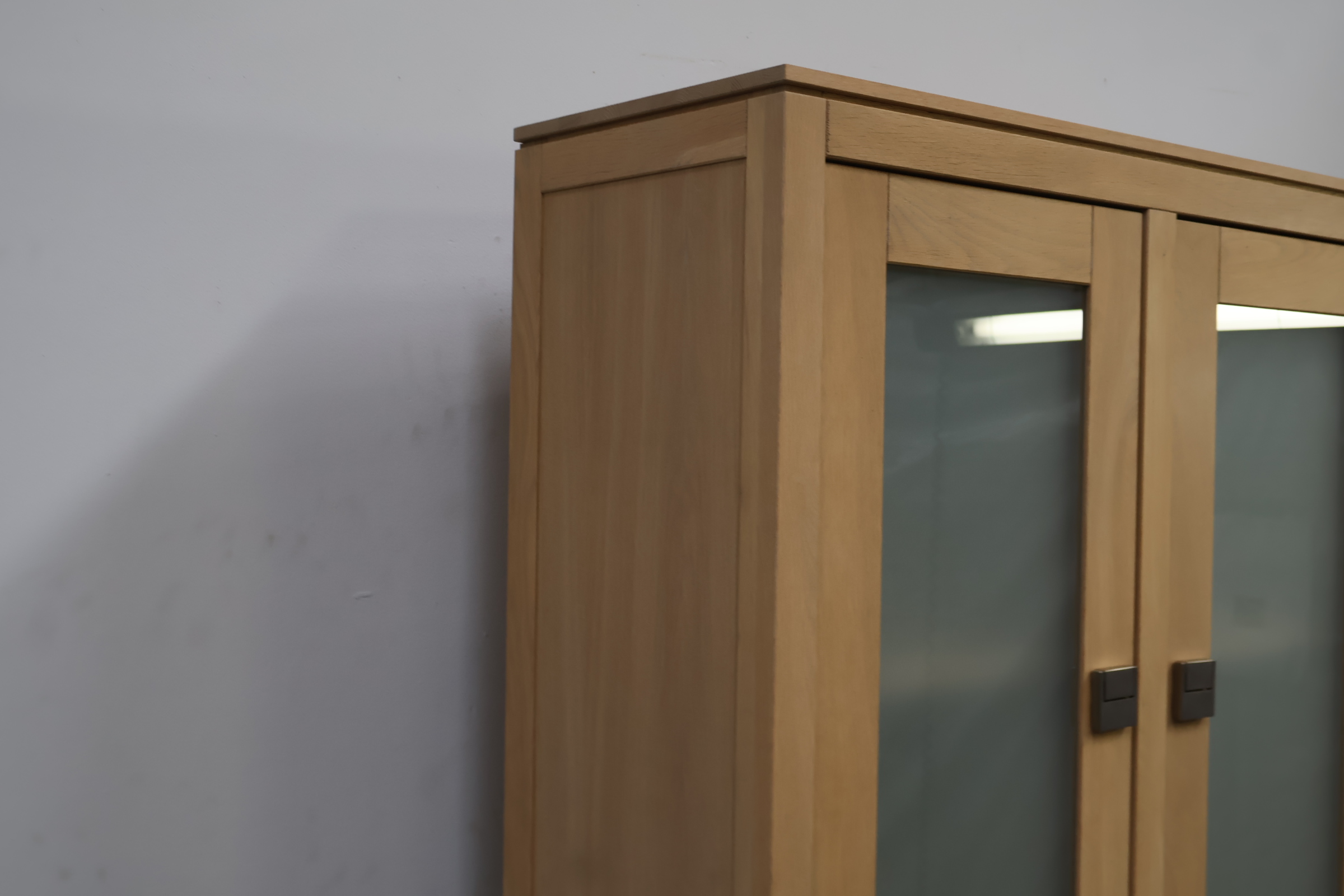 Houten kast met glazen deuren en laden'' – foto 5 – kavel bij GSD Auctions, Zoeterwoude