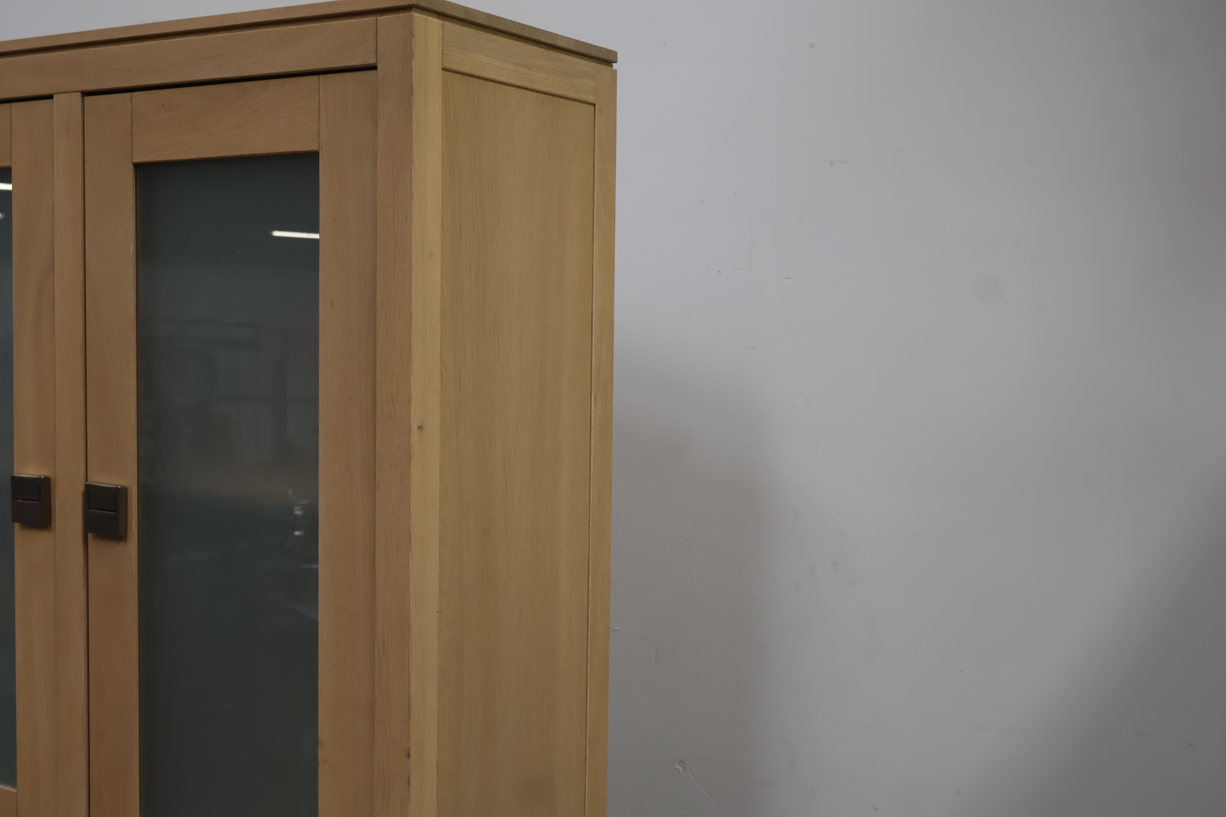 Houten kast met glazen deuren en laden'' – foto 7 – kavel bij GSD Auctions, Zoeterwoude