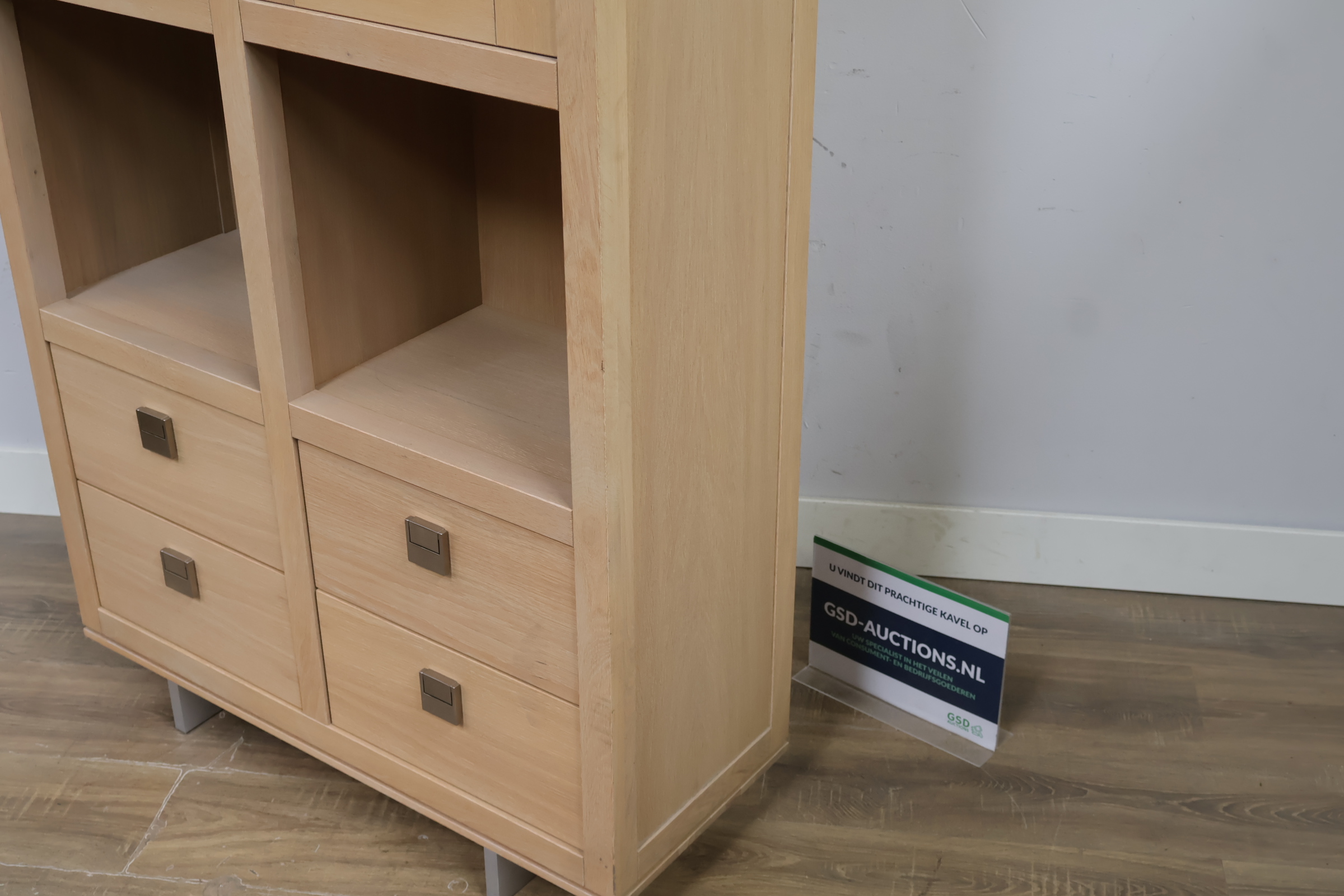 Houten kast met glazen deuren en laden'' – foto 8 – kavel bij GSD Auctions, Zoeterwoude