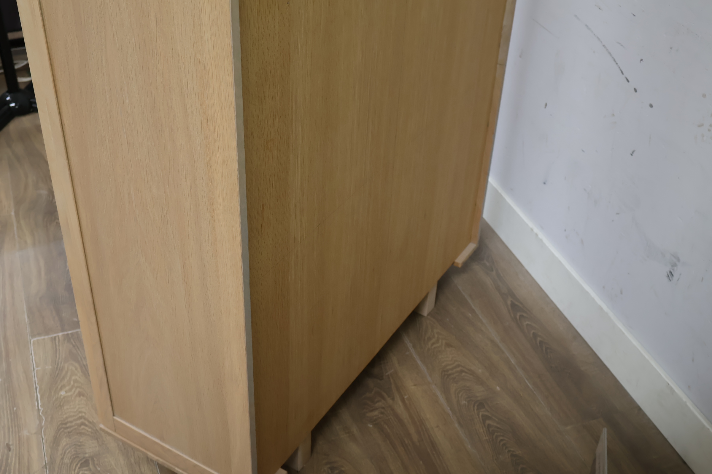 Houten kast met glazen deuren en laden'' – foto 10 – kavel bij GSD Auctions, Zoeterwoude