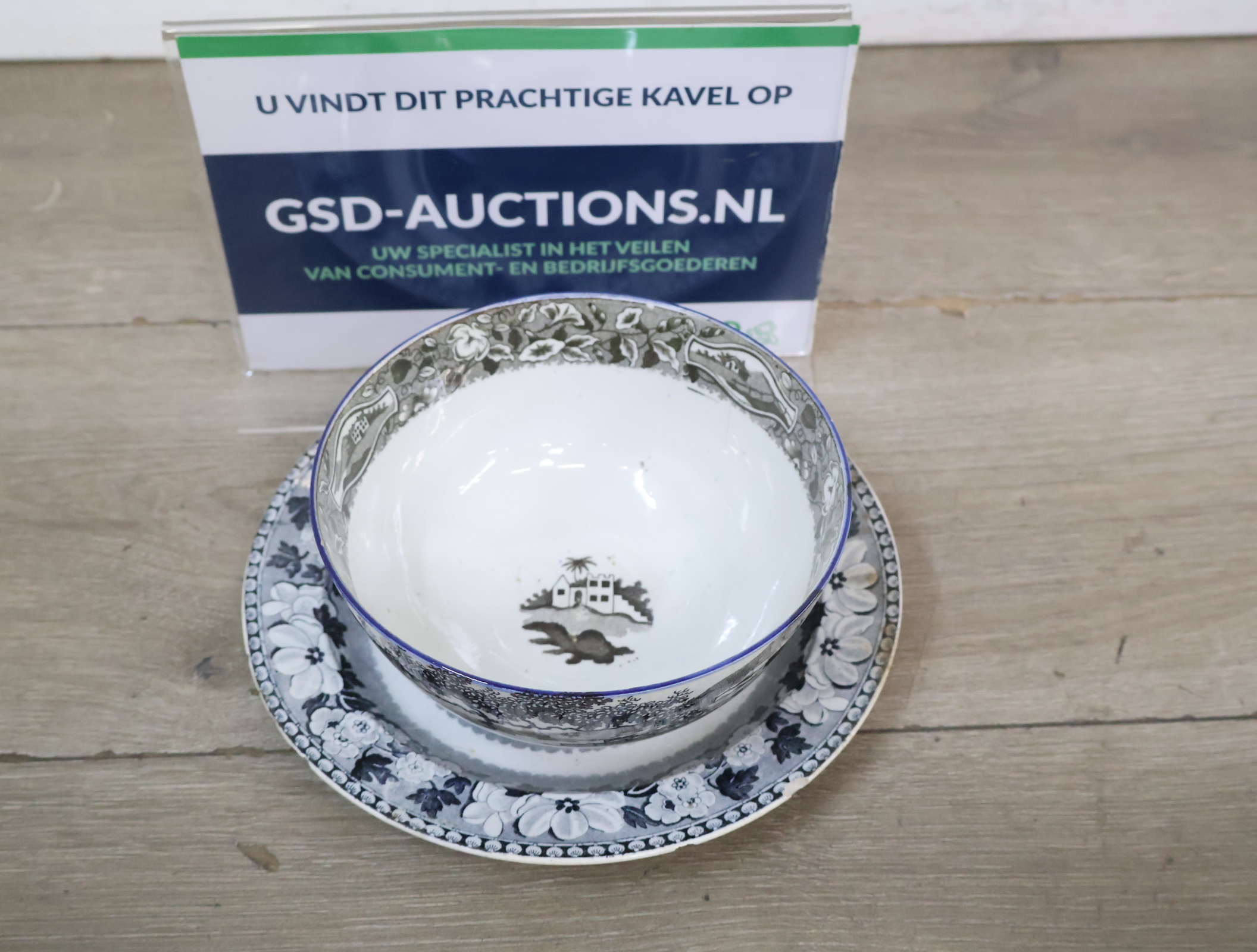 Set schaal en bord met decoratief bloemmotief'' – kavel bij GSD Auctions, Zoeterwoude