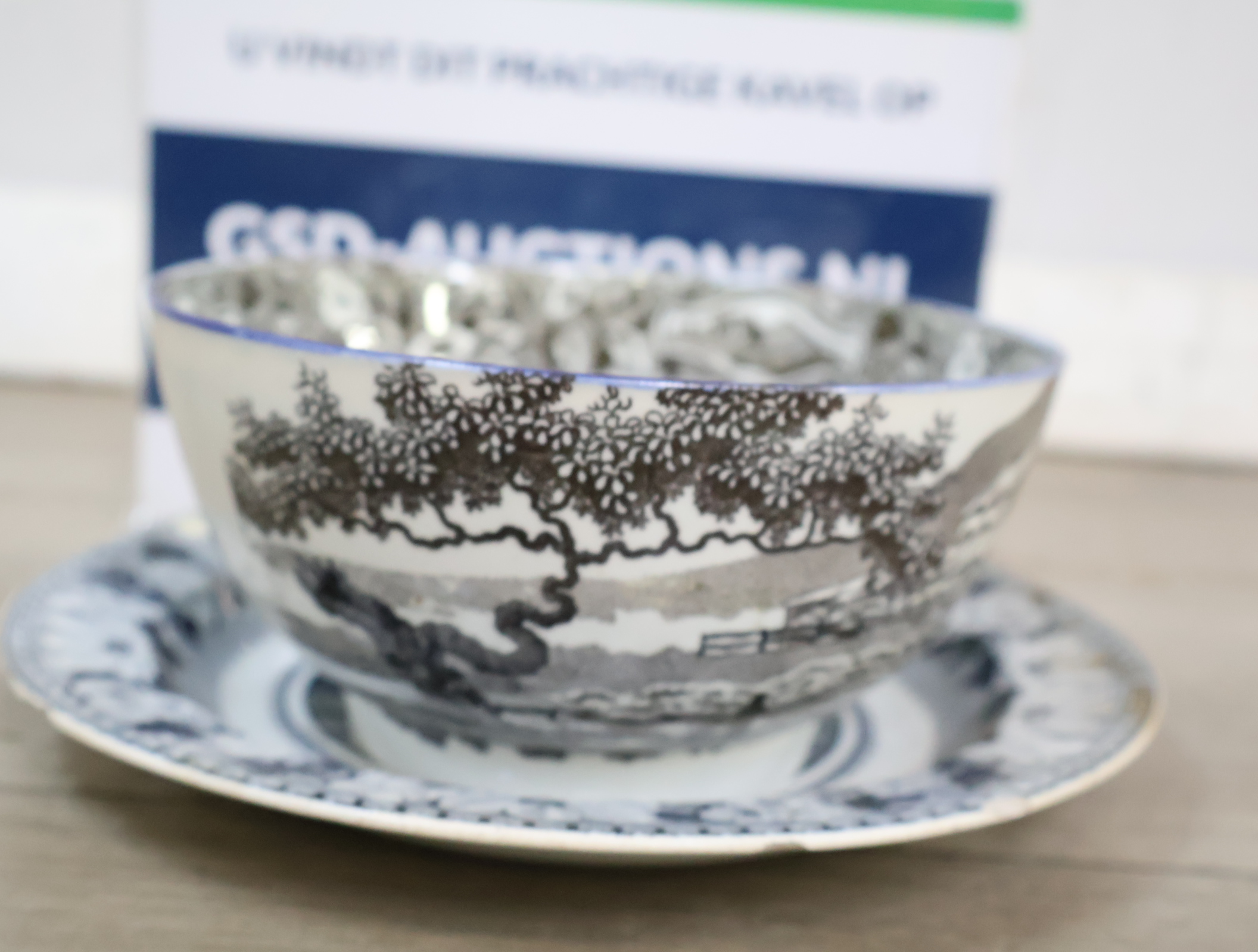 Set schaal en bord met decoratief bloemmotief'' – foto 2 – kavel bij GSD Auctions, Zoeterwoude