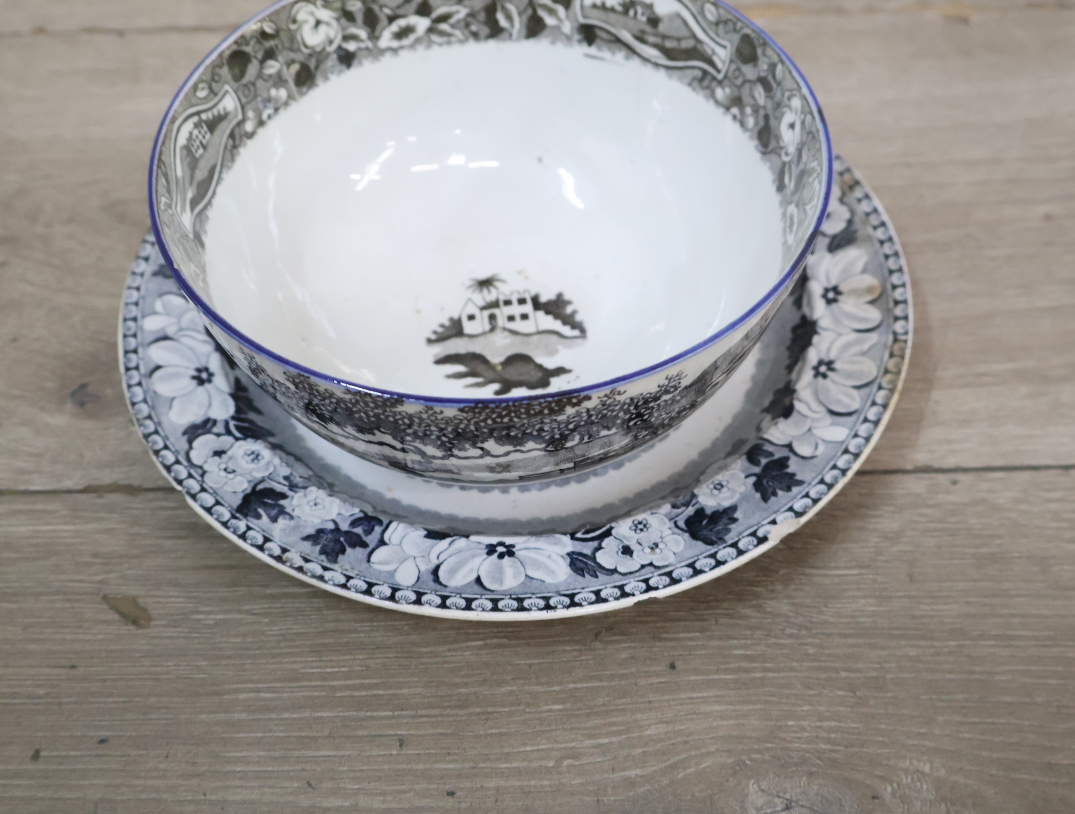 Set schaal en bord met decoratief bloemmotief'' – foto 3 – kavel bij GSD Auctions, Zoeterwoude