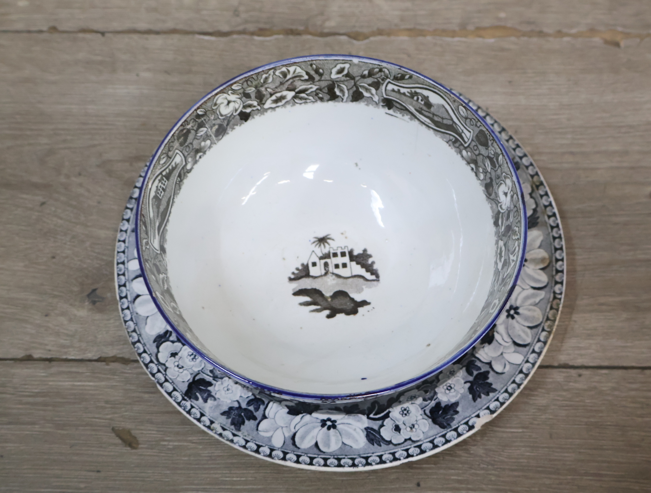Set schaal en bord met decoratief bloemmotief'' – foto 4 – kavel bij GSD Auctions, Zoeterwoude