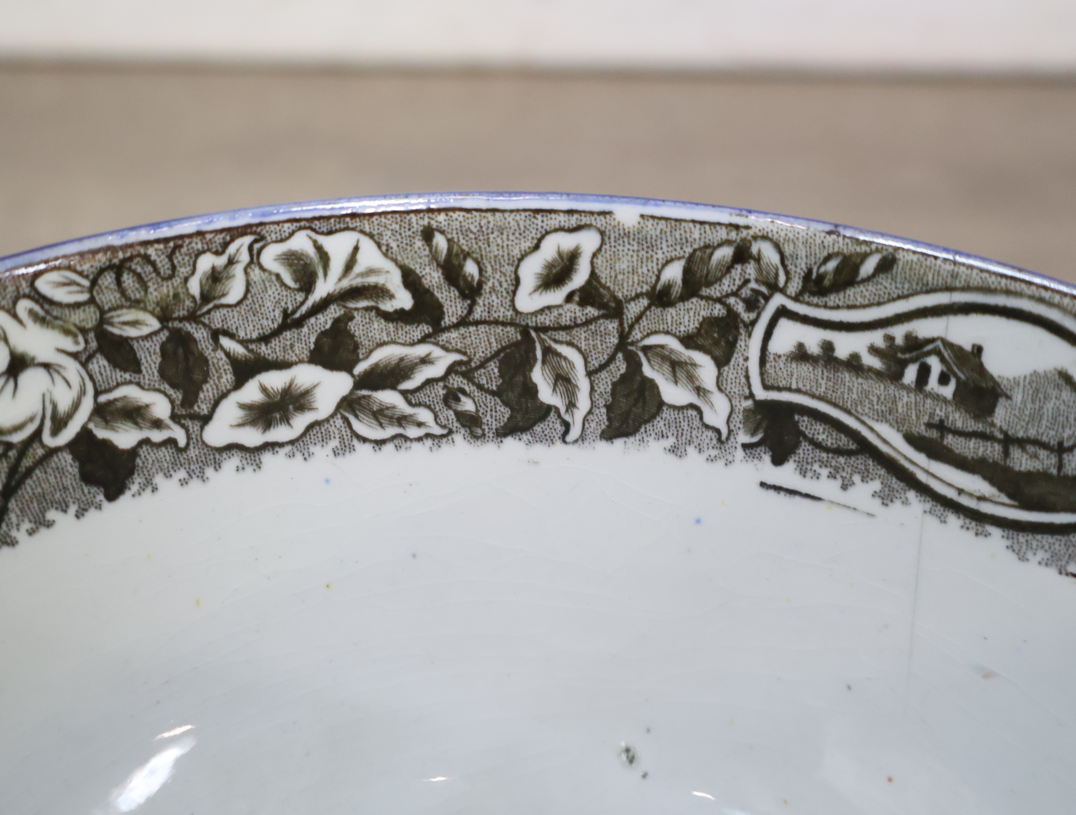 Set schaal en bord met decoratief bloemmotief'' – foto 5 – kavel bij GSD Auctions, Zoeterwoude